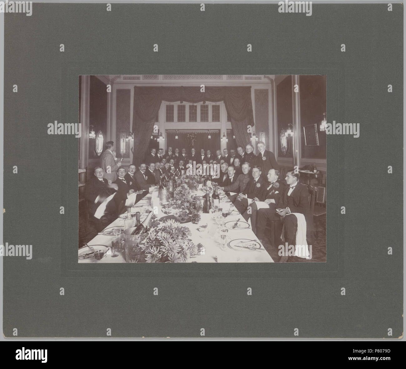 Deutsch: Beschreibung Groepsportret ter gelegenheid van het van jaardiner herensociëteit' Hertog Hendrik', in Huize Zomerdijk-Bussink Rechts, in de middenrij, Rudolph Matthes (1880-1969). Documenttype foto Vervaardiger Schuitvlot, Nic. (1859-1947) Schuijtvlot, Nic. Collectie Collectie Stadsarchief Amsterdam: foto-Datering afdrukken 27 September 1915 Inventarissen Http://archief.amsterdam/archief/10003 Afbeeldingsbestand FT 00100182000001. 27. September 1915 287 Nicolaas Schuitvlot, AFB FT 00100182000001 Stockfoto