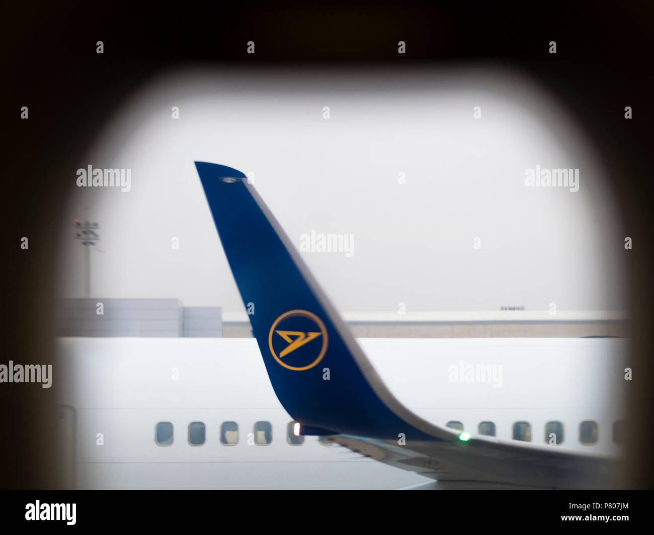 Mit Winglets der Boeing 767-300ER Flugzeuge der deutschen Fluggesellschaft Condor, durch das Fenster eines Flugzeugs in der Nähe geparkt gesehen. Stockfoto