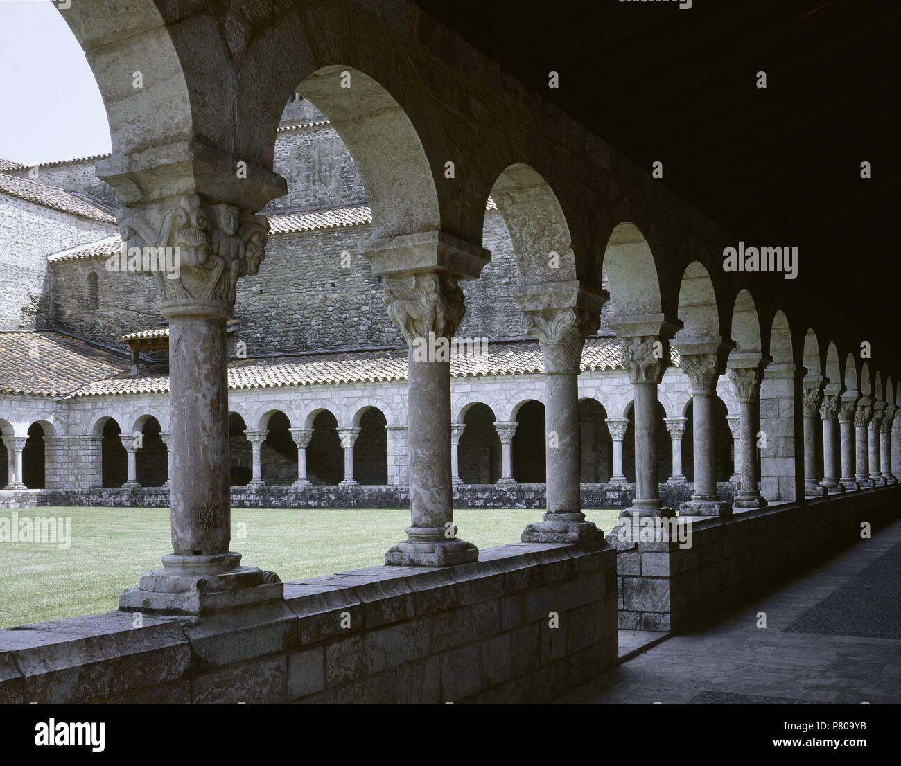 Kloster von Saint Michel de Cuxa. Benediktiner. Kreuzgang. Französische Pyrenäen, Mount Caniguo. Frankreich. Stockfoto