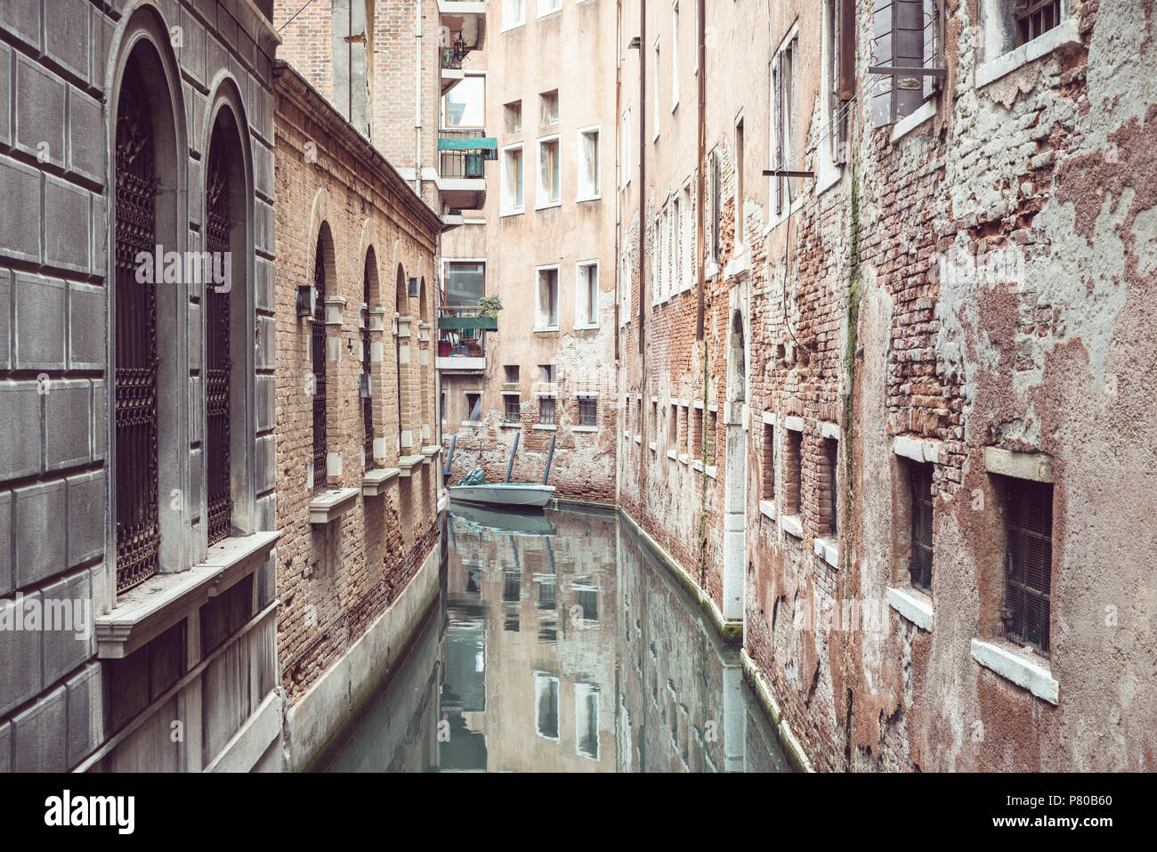 Alten Gebäuden und Wasser, Kanal in Venedig von tagsüber Stockfoto
