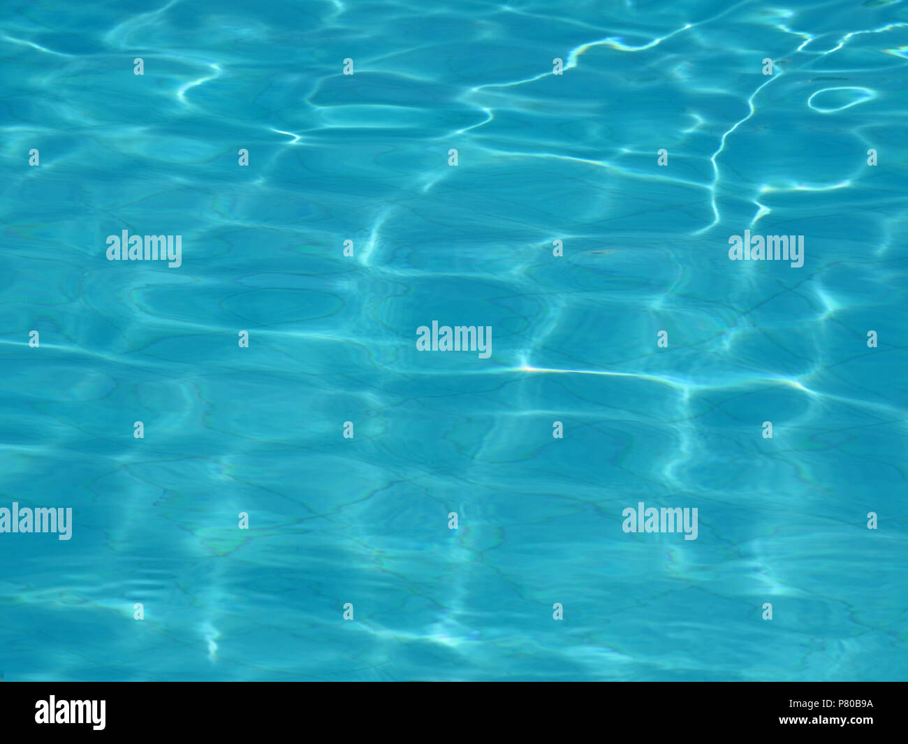 Wasser Oberfläche eines Pool mit Sonnenterrasse Reflexionen Stockfoto