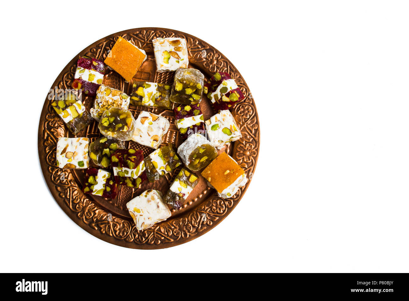Verschiedenen türkischen Köstlichkeiten auf eine Kupferplatte isoliert auf weißem Stockfoto