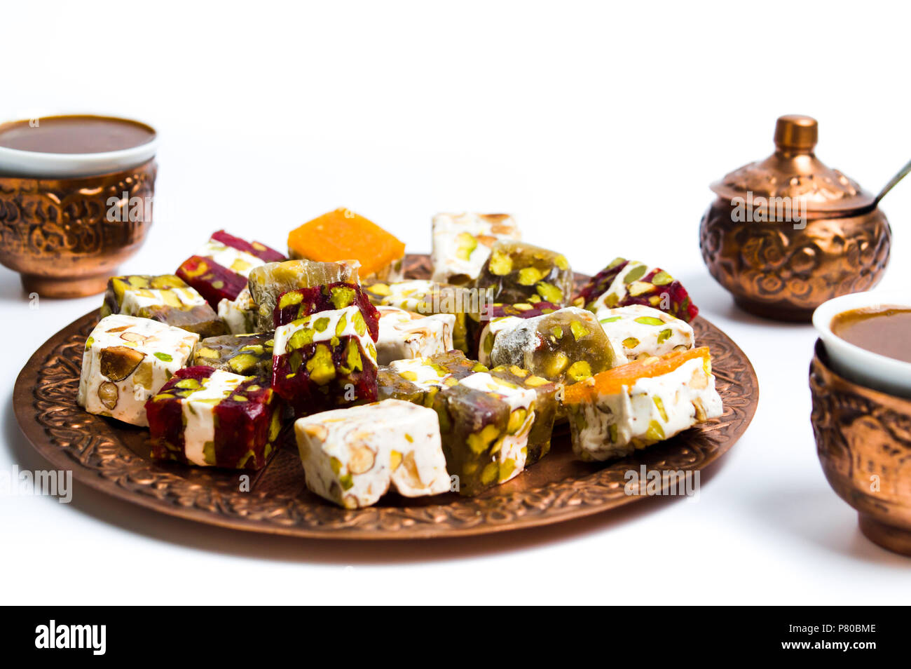 Verschiedenen türkischen Köstlichkeiten auf eine Kupferplatte isoliert auf weißem Stockfoto