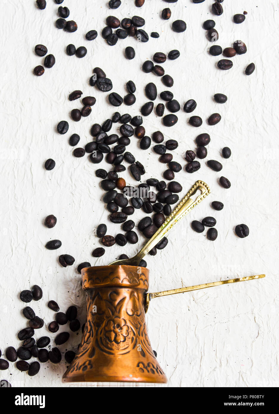 Geröstete Kaffeebohnen und ein Kupfer Kochtopf Stockfoto