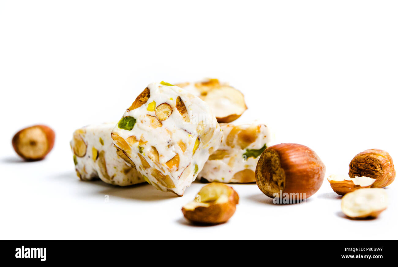 Arabische Süßigkeiten mit Haselnüssen auf weißem Hintergrund Stockfoto