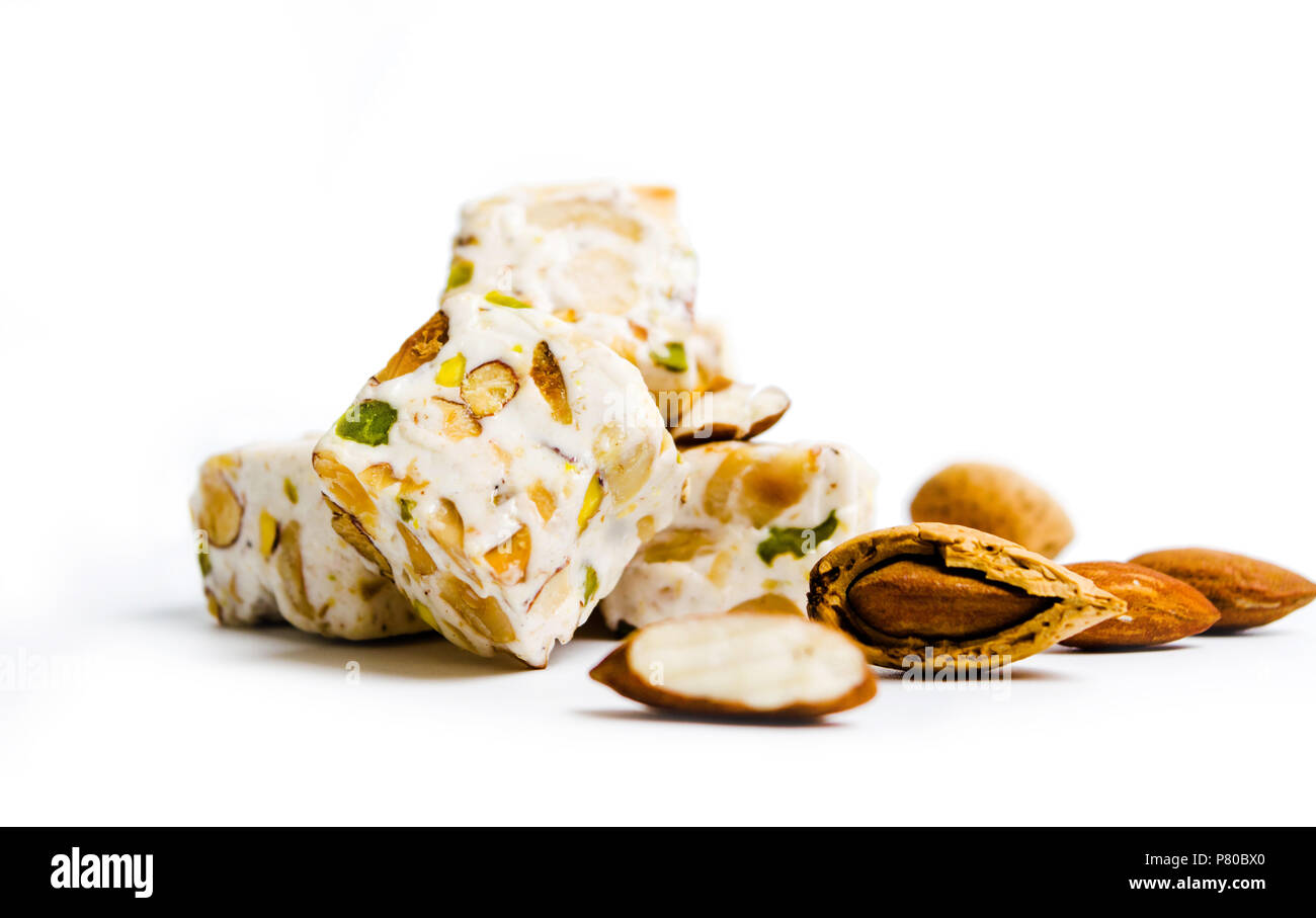 Arabische Süßigkeiten mit Mandeln auf weißem Hintergrund Stockfoto