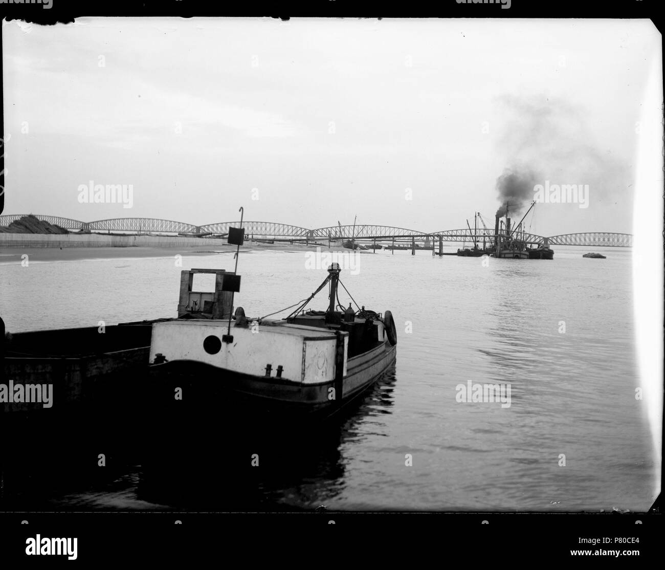 Deutsch: Beschreibung Bouw van een brug Bouw Moerdijkbrug voor wegverkeer. Op de achtergrond spoorbrug über het Hollandsch Diep. Documenttype foto Vervaardiger Guermonprez gewesen, Paul Collectie Collectie Paul Guermonprez gewesen Datering 1934 t/m 1937 Inventarissen Http://archief.amsterdam/archief/10016 Afbeeldingsbestand 010016000125 erzeugt mit Dememorixer. 1934 t/m 1937 305 Paul Guermonprez gewesen, Afb 010016000125 Stockfoto