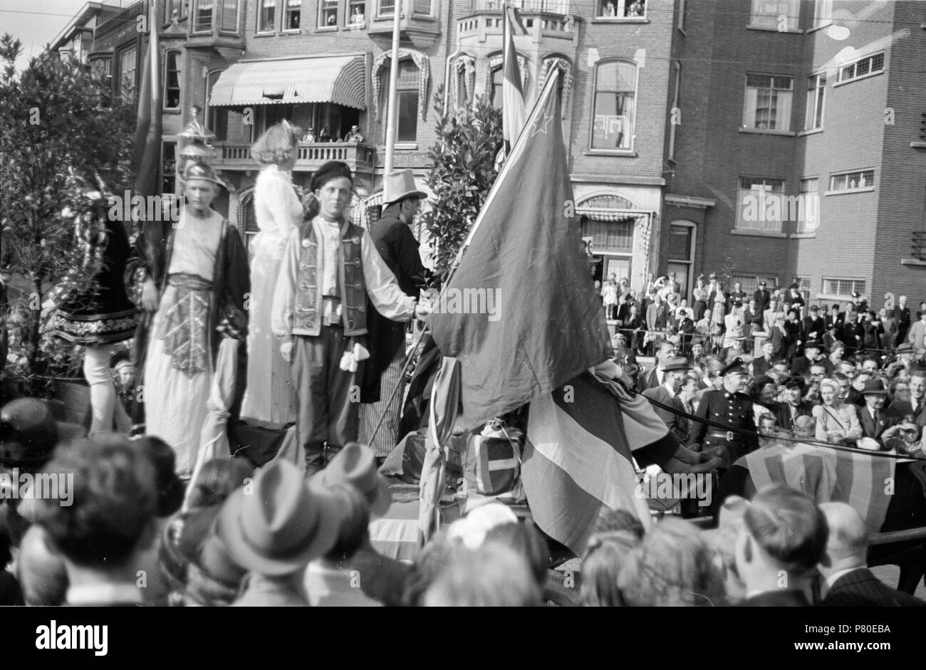 . Huizinga collectie praalwagens - Niod-216816. Nederlands: Foto uit de collectie Huizinga van het NIOD. Een praalwagen met Figuranten in een bevrijdingsoptocht, het Thema ist het Fotoalbum leger von rusland als een van de bevrijders. Menno Huizinga war onderdeel van de Ondergedoken Kamera en-de illegaal maakte Foto tijdens bezetting. Dit tat hij zijn woonplaats hoofdzakelijk in Den Haag. Datum unbekannt 38 BC856 HUI-1561 Stockfoto
