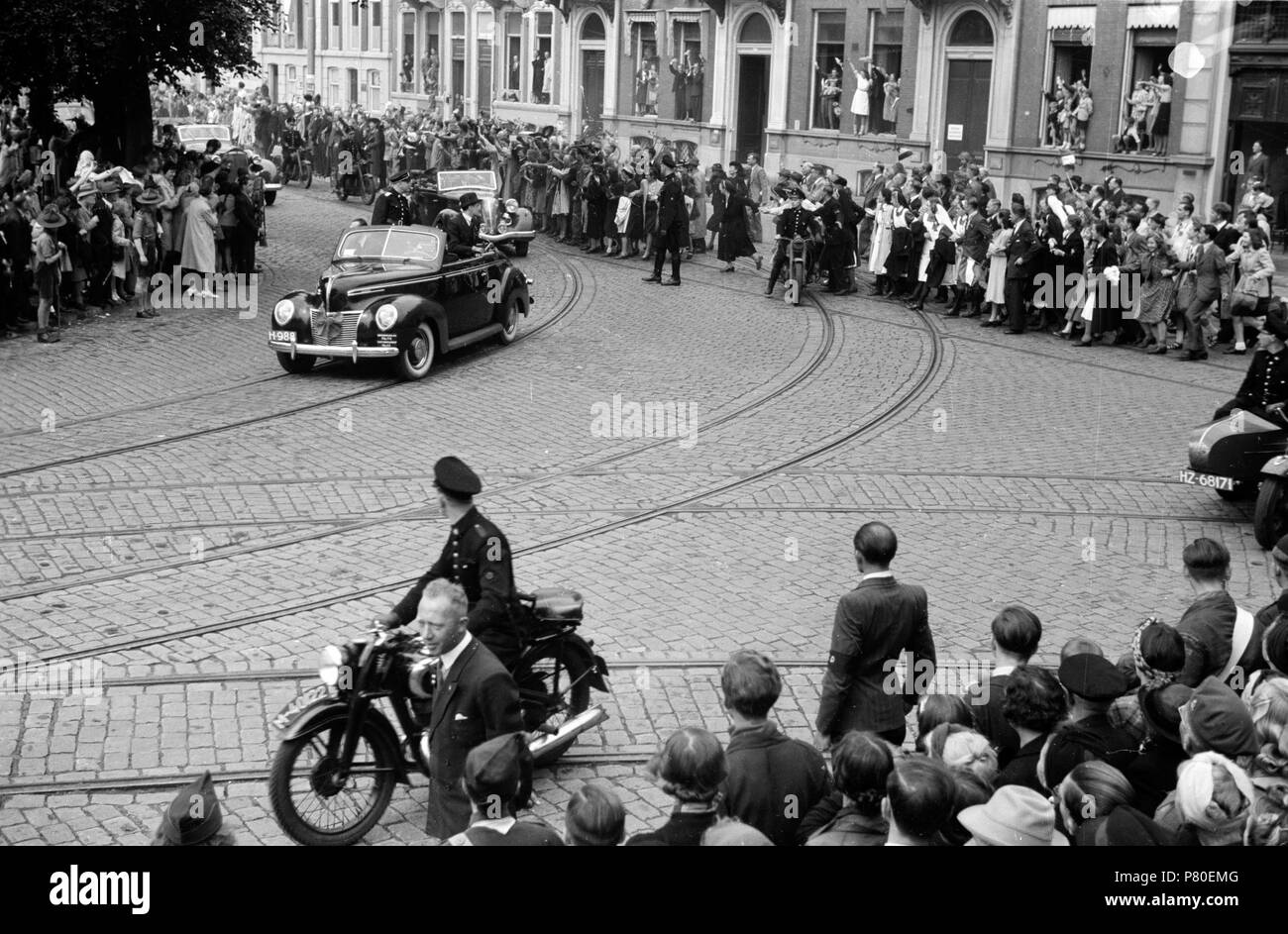 . Huizinga collectie intocht Wilhelmina - Niod-216835. Nederlands: Foto uit de collectie Huizinga van het NIOD. Intocht van Koningin Wilhelmina te Den Haag pro Auto met gevolg, bezien Op De Hoek Javastraat-Alexanderstraat. Menno Huizinga war onderdeel van de Ondergedoken Kamera en-de illegaal maakte Foto tijdens bezetting. Dit tat hij zijn woonplaats hoofdzakelijk in Den Haag. Datum unbekannt 38 BC856 HUI-1590 Stockfoto