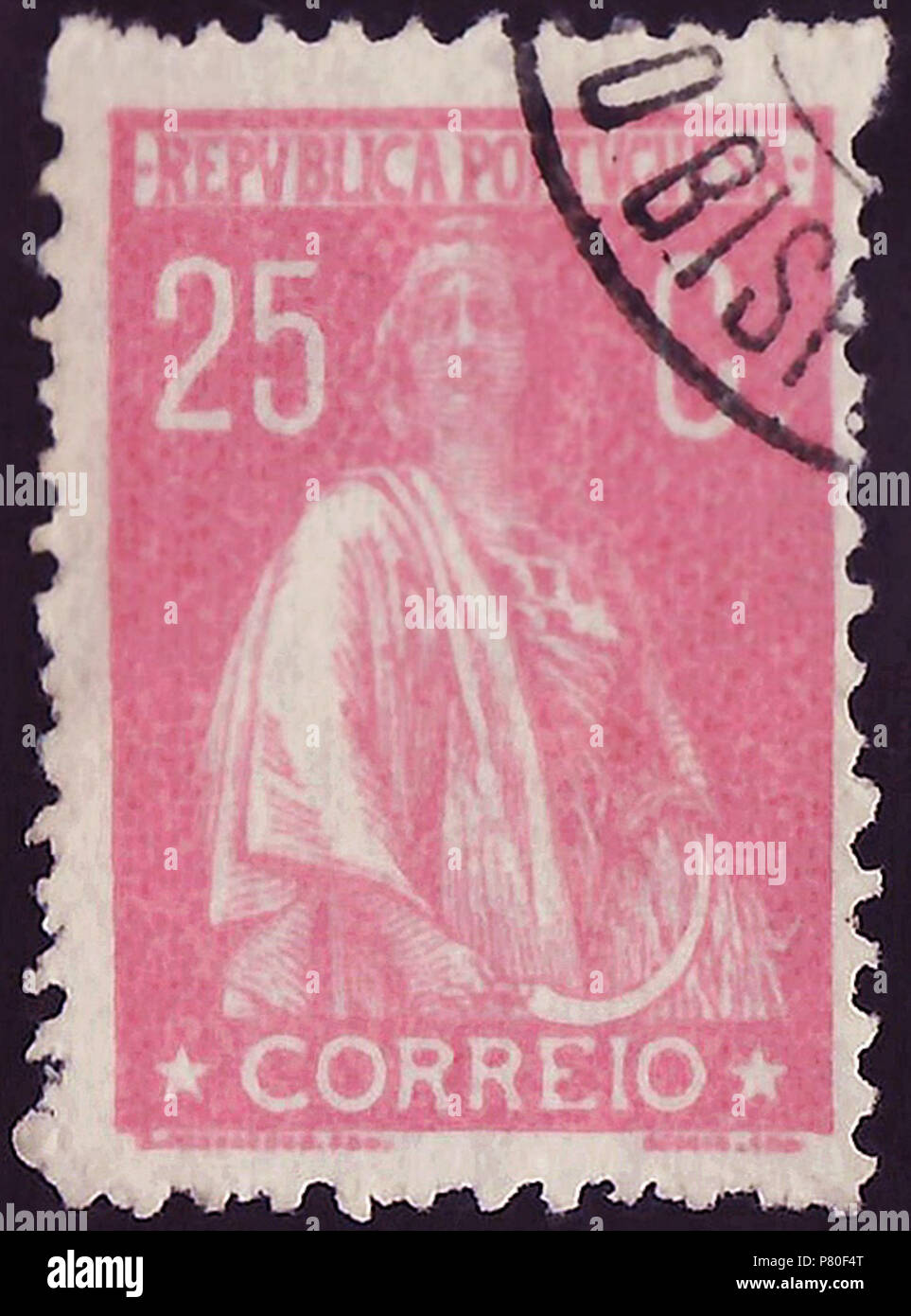 Stempel von Portugal; 1923; endgültige Stempel der Frage 'Ceres'; Stempel Poststempel Stempel: Michel: Nr. 276; Yvert et Tellier: Nr. 281; AFA: Nr. 247 Farbe: Rose auf normalem Papier Wasserzeichen: keine Nennwert: 25 C (Centavos) Porto Gültigkeit: von 1923 bis zum 30. November 1926 Stempel Bild Größe (Fläche ohne unten Zeile gedruckt): 17,5 x 25,0 mm. 1923 (erste Ausgabe des Stempels) 317 POR 1923 MiNr 0276 pm B002 Stockfoto
