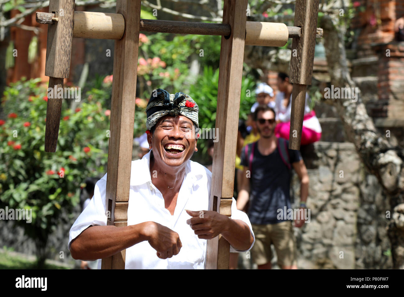 Tenganan, Indonesien - 30. Juni 2018: ein Mann lächelt als er genießt eine Fahrt auf einem hölzernen Riesenrad, in der balinesischen Dorf Tenganan während der jährlichen P Stockfoto