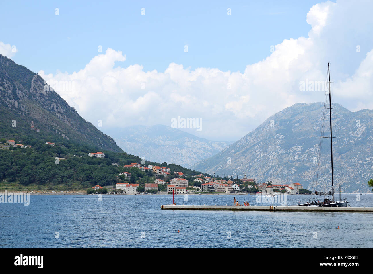 Touristen genießen Sie einen Sommer Urlaub am Meer der Bucht von Kotor Montenegro Stockfoto