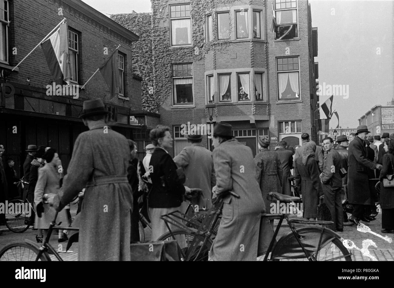 . Huizinga collectie Radio - Niod-216690. Nederlands: Foto uit de collectie Huizinga van het NIOD. Vol aandacht Mensen op Straat luisteren naar een Engelstalige nieuwsuitzending, te horen Sterben ist Tür een luidspreker vanuit Het venster van een woonhuis, dsub Boven waar de vlag uithangt. Menno Huizinga war onderdeel van de Ondergedoken Kamera en-de illegaal maakte Foto tijdens bezetting. Dit tat hij zijn woonplaats hoofdzakelijk in Den Haag. Datum unbekannt 38 BC856 HUI-1409 Stockfoto