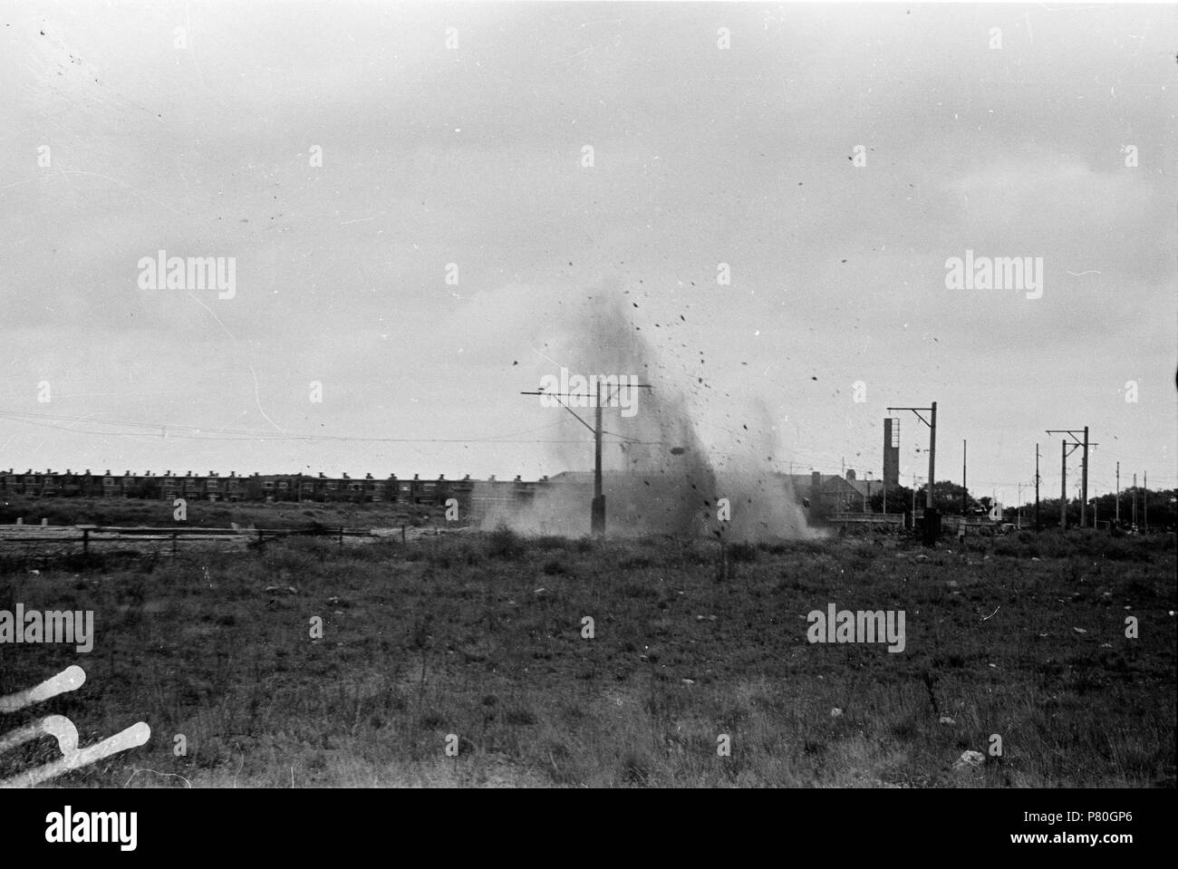 . Huizinga collectie explosie - Niod-216696. Nederlands: Foto uit de collectie Huizinga van het NIOD. Een explosie Near een spoorlijn. Menno Huizinga war onderdeel van de Ondergedoken Kamera en-de illegaal maakte Foto tijdens bezetting. Dit tat hij zijn woonplaats hoofdzakelijk in Den Haag. Datum unbekannt 38 BC856 HUI-1415 Stockfoto