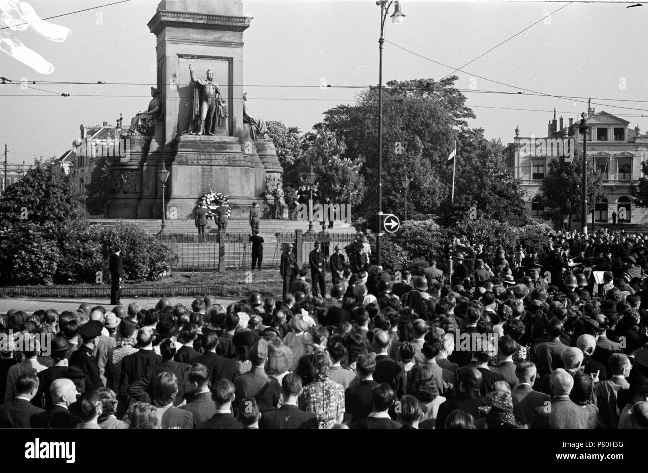. Huizinga collectie dodenherdenking - Niod-216717. Nederlands: Foto uit de collectie Huizinga van het NIOD. Eerste dodenherdenking met kranslegging na de bevrijding, bij het Monument op Plein 1813 in aanwezigheid van registrierte van de Koninklijke Familie. Menno Huizinga war onderdeel van de Ondergedoken Kamera en-de illegaal maakte Foto tijdens bezetting. Dit tat hij zijn woonplaats hoofdzakelijk in Den Haag. Datum unbekannt 38 BC856 HUI-1447 Stockfoto