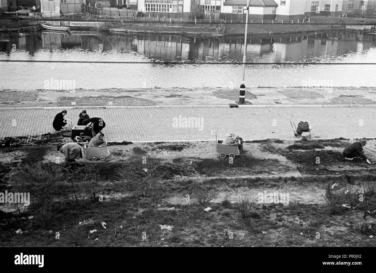 . Huizinga collectie brandstofschaarste - Niod-216890. Nederlands: Foto uit de collectie Huizinga van het NIOD. Asfalt wordt illegaal als brandstof uit Het wegens de brandstofschaarste wegdek gesloopt, ontstaan Tür de Landelijke spoorwegstaking. Menno Huizinga war onderdeel van de Ondergedoken Kamera en-de illegaal maakte Foto tijdens bezetting. Dit tat hij zijn woonplaats hoofdzakelijk in Den Haag. Datum unbekannt 39 BC856 HUI-1652 Stockfoto