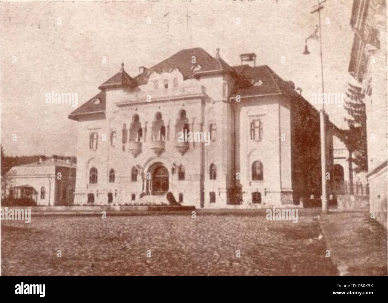 Englisch: câmpulung Rathaus, der ehemaligen Muscel County Hall während der interbelic Zeitraum. Das historische Gebäude wurde 1934 gebaut. Român: Primria municipiului Câmpulung, fosta prefectur eine judeului Muscel in perioada interbelic. Cldirea istoric a fost ridicat in anul 1934. Dies ist ein Foto von einem historischen Denkmal in judeul Arge, klassifiziert mit AG-II-m-B -13556. Im frühen 20. Jahrhundert. 321 Primaria Campulung, fosta Prefectura Muscel Stockfoto