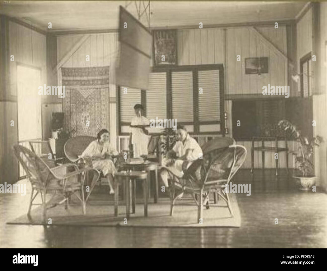 Englisch Ein Franzosisches Paar An Ihrem Esstisch Franzosisch Indochina C 1930 Ein Panka Punkah Ist Von Der Decke Hangt Ca 1930 323 Punkah Indochina C 1930 Stockfotografie Alamy