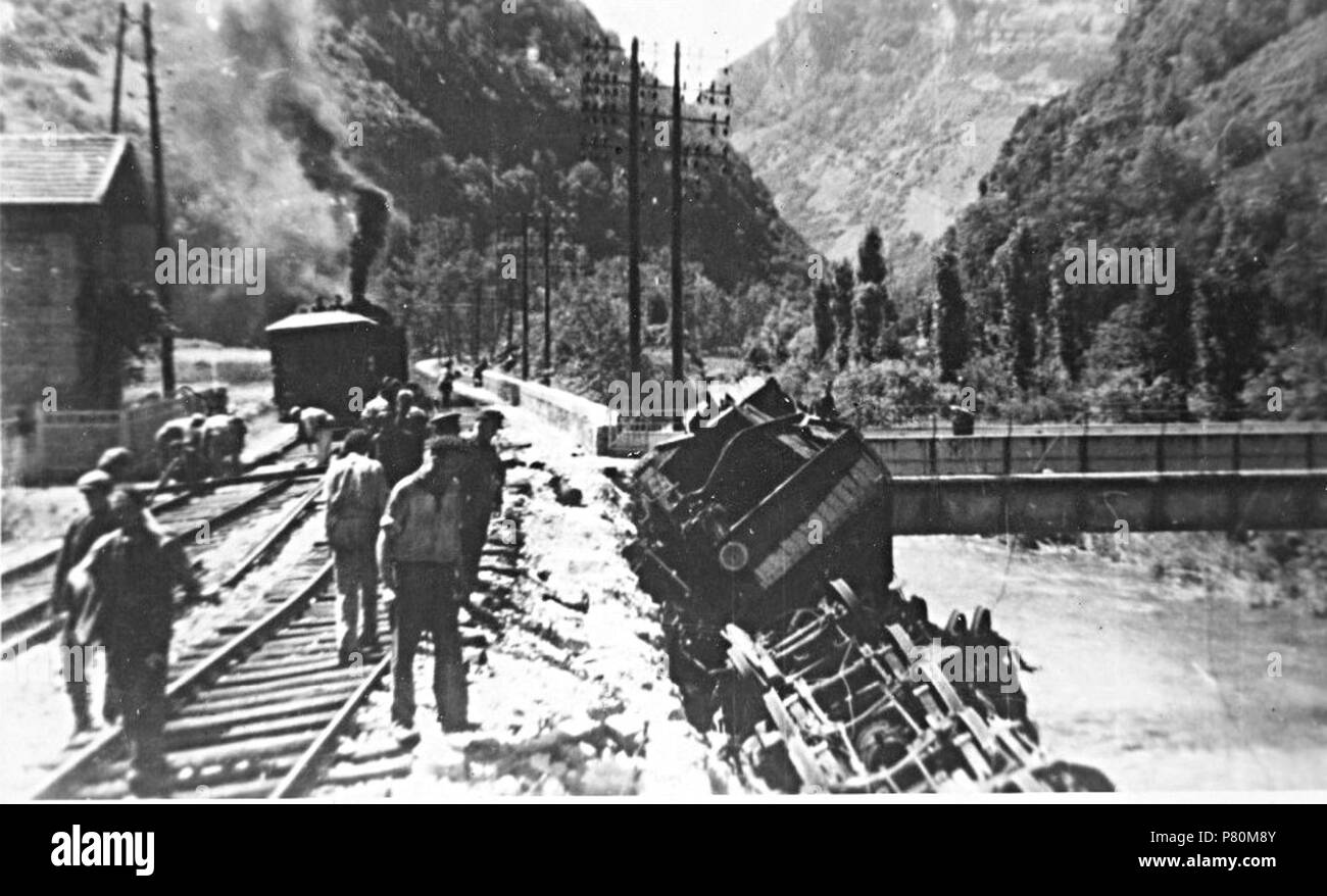 Français: Un-Zug couché dans l'Albarine au Pont de Reculafol (Saint-Rambert-en-Bugey), résultat d'un Sabotage effectué par la Résistance le 9 juin 1944. Cette Foto a été Prise par un Officier allemand Le 6 juillet 1944, quelques Minuten avant une Attaque du Maquis au Cours de cet Officier trouvera laquelle la mort. Sohn appareil Photo sera récupéré par les Maquisards et la pellicule développée. Auf remarque au zweiten Plan la présence d'un Train qui était véritable Véhicule La Cible du Sabotage initial. Vom 6. Juli 1944 327 Reculafol-6-Juli-1944 Stockfoto