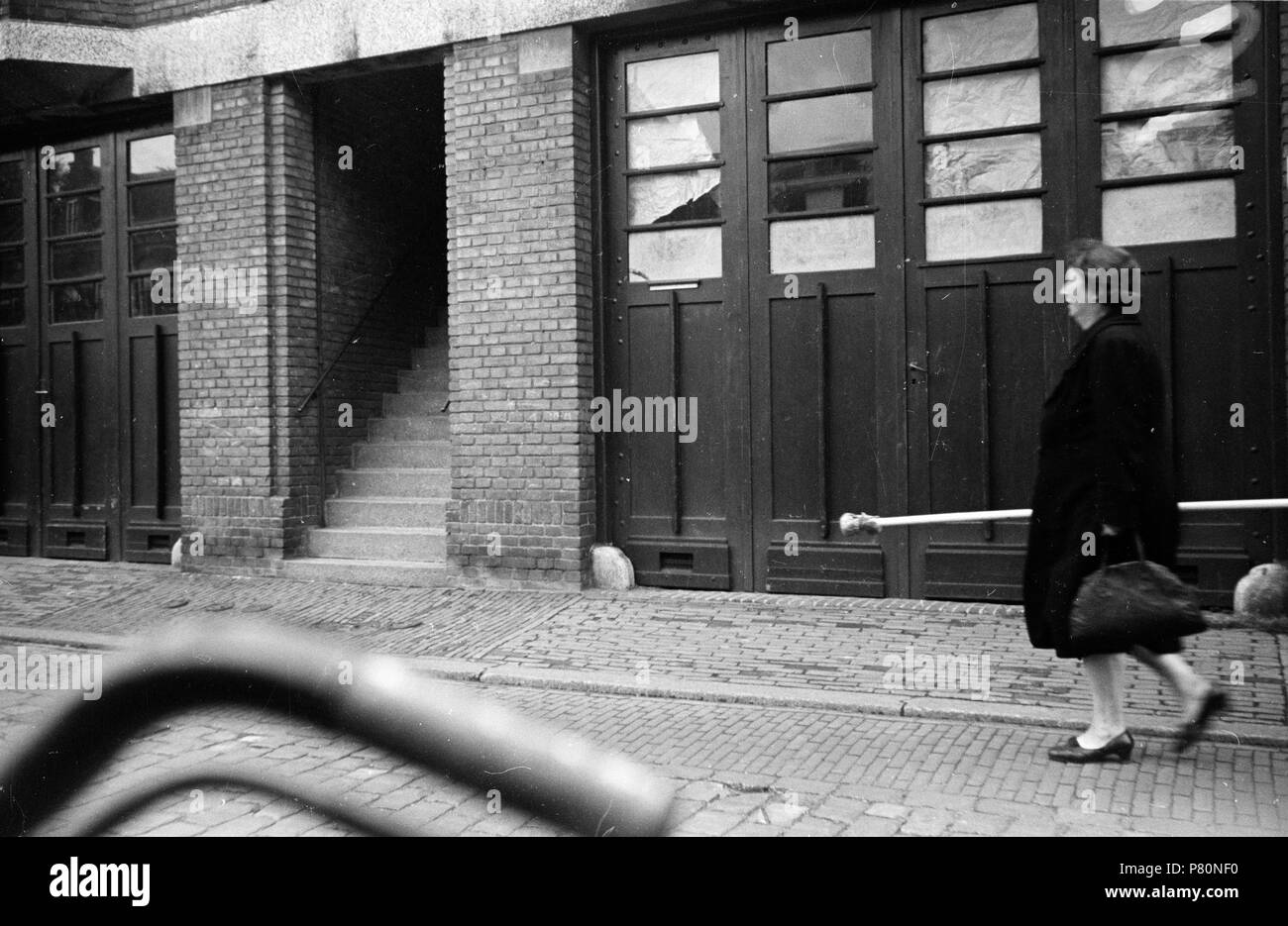 . Huizinga collectie Dolle Dinsdag - Niod-217079. Nederlands: Foto uit de collectie Huizinga van het NIOD. Dolle Dinsdag heeft op deze Vrouw al een vlaggenstok met oranje Knop kunnen Kopen. Menno Huizinga war onderdeel van de Ondergedoken Kamera en-de illegaal maakte Foto tijdens bezetting. Dit tat hij zijn woonplaats hoofdzakelijk in Den Haag. N/A40 BC856 HUI-1853 Stockfoto