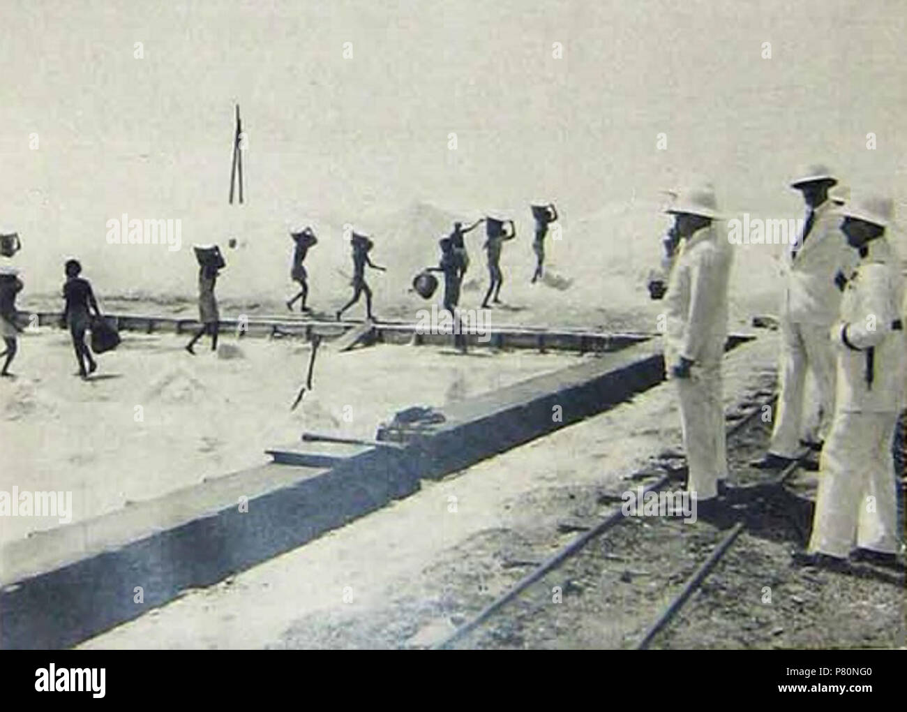 Français: Foto montrant Le ministre Des Colonies Paul Reynaud visitant Les Salines de Dschibuti en septembre 1931. Le ministre faisait une brève Escale à Dschibuti en route pour l'Extrême-Orient. La Foto, dont La légende est titrée Contraste noir sur Blanc, est parue dans un numéro de L'Illustration de Juin 1931. Aucune protection n'était Offerte aux travailleurs indigènes qui travaillaient pieds nus dans les Salines sous une Chaleur accablante. Englisch: Foto, französischer Minister für Kolonien Paul Reynaud, die in der Saline in Dschibuti, dann ist der Chief Arbeitgeber der Kolonie zusammen wit Stockfoto