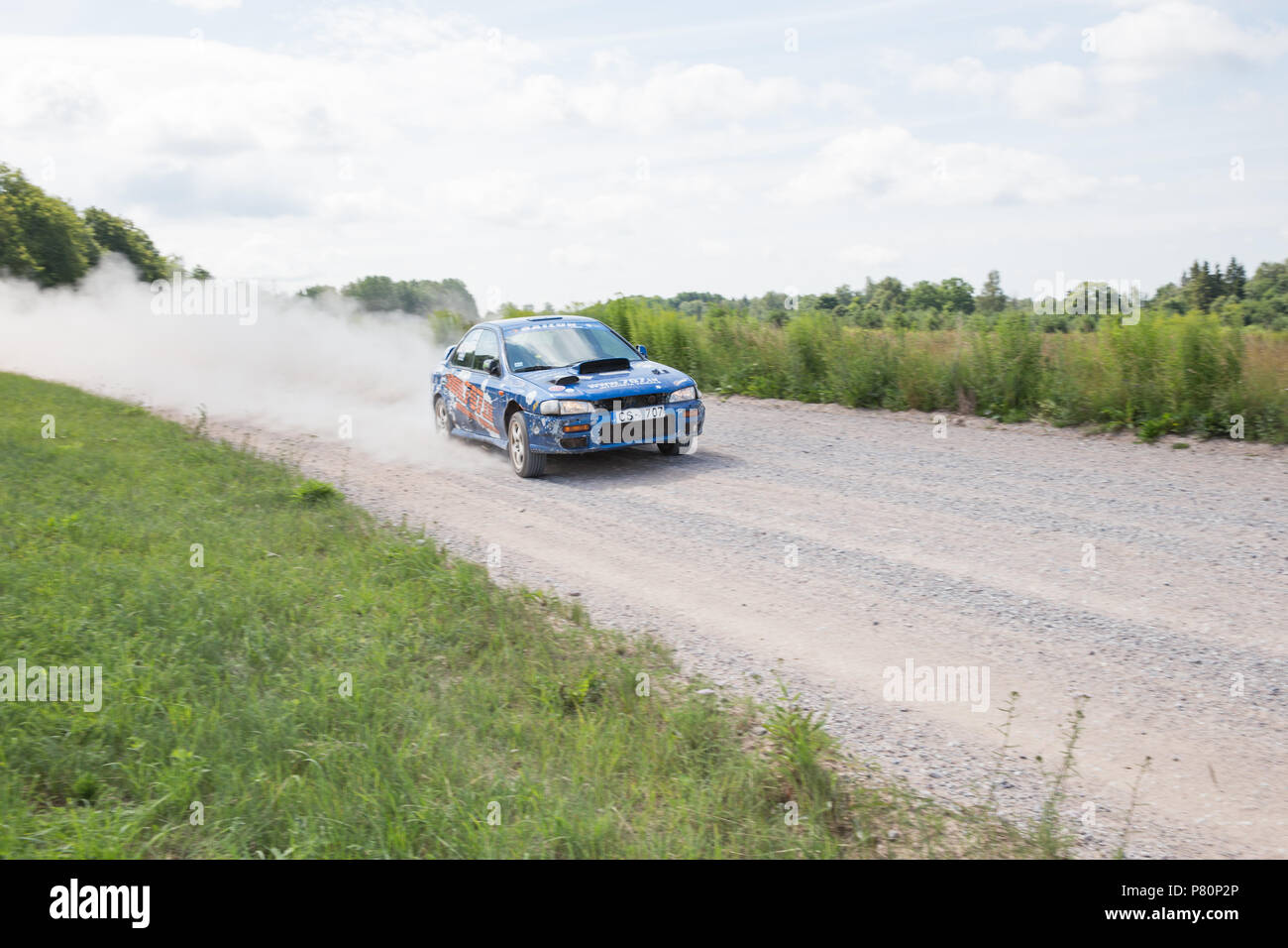Stadt Livi, Lettland. Amateur Rallye, Schmutz, Straße, Auto mit Fahrer. Geschwindigkeit und Staub. Reisebilder 2018 Stockfoto