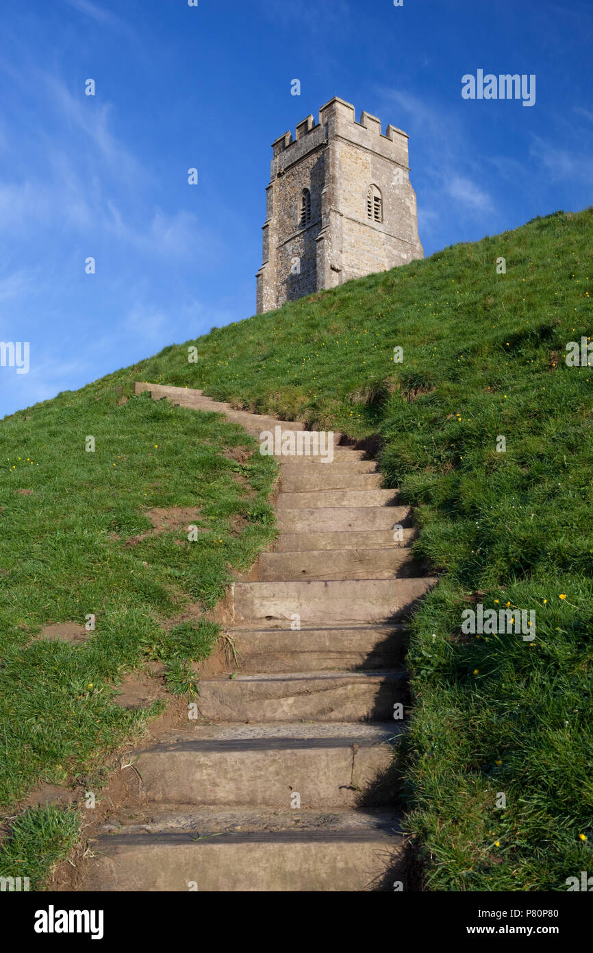 Glastonbury Tor. Stufen führen in den Turm der zerstörten Kirche St. Michael auf dem 525 Meter hohen Gipfel. Stockfoto