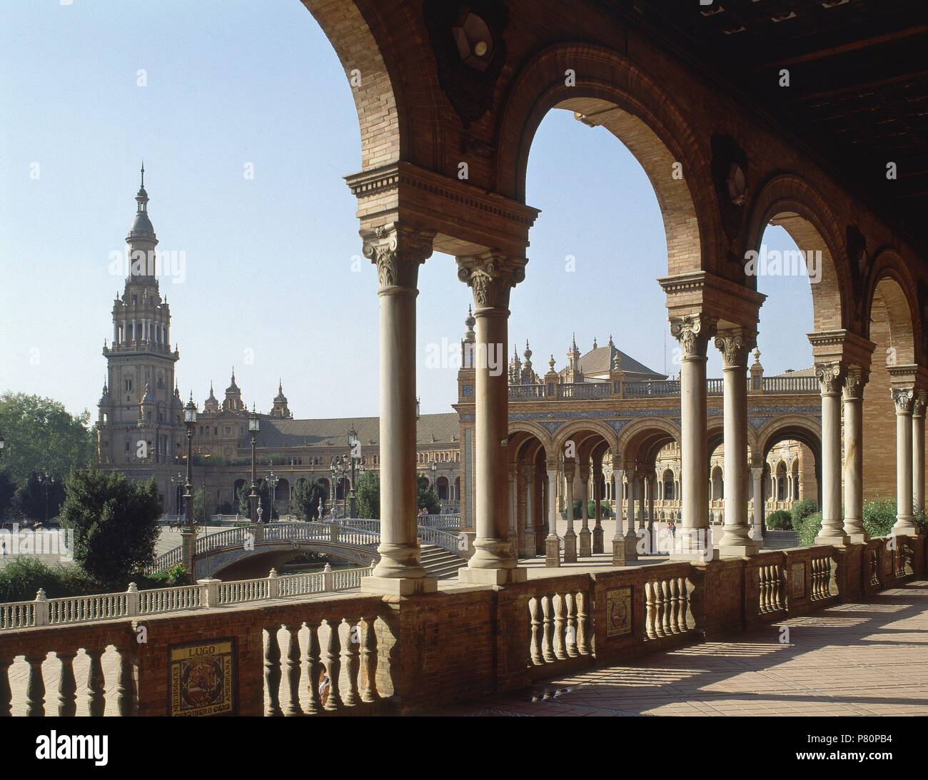 VISTA DE LA PLAZA DESDE LA GALERIA CUBIERTA. Autor: Aníbal González Álvarez - ossorio (1875-1929). Ort: ESPAÑA, Sevilla, Sevilla, Spanien. Stockfoto