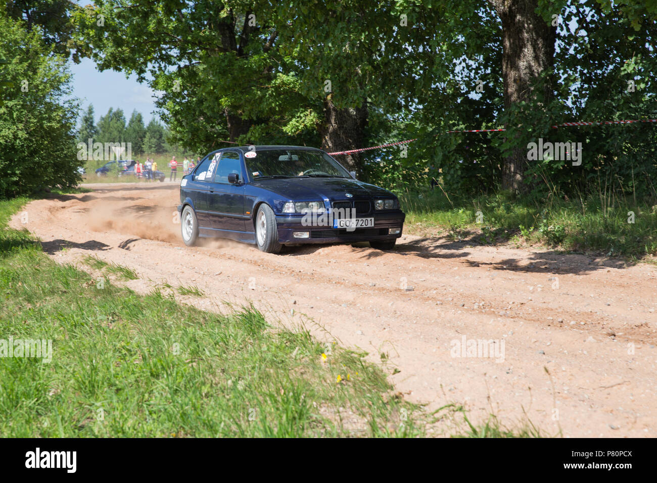 Stadt Livi, Lettland. Amateur Rallye, Schmutz, Straße, Auto mit Fahrer. Geschwindigkeit und Staub. Reisebilder 2018 Stockfoto