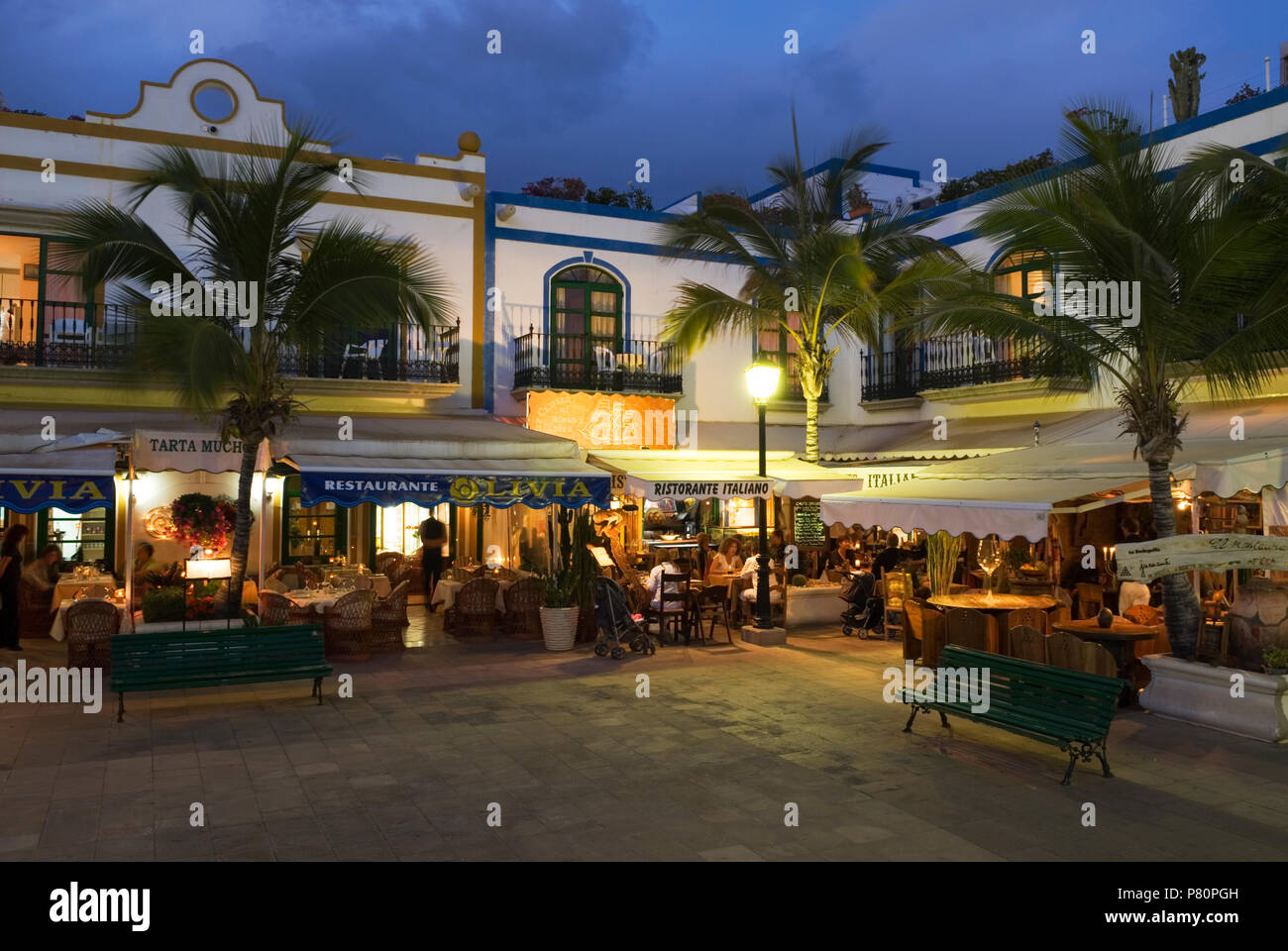 Spanien - Kanarische Inseln - Gran Canaria - Puerto de Mogan - Restaurants in Abend Stockfoto