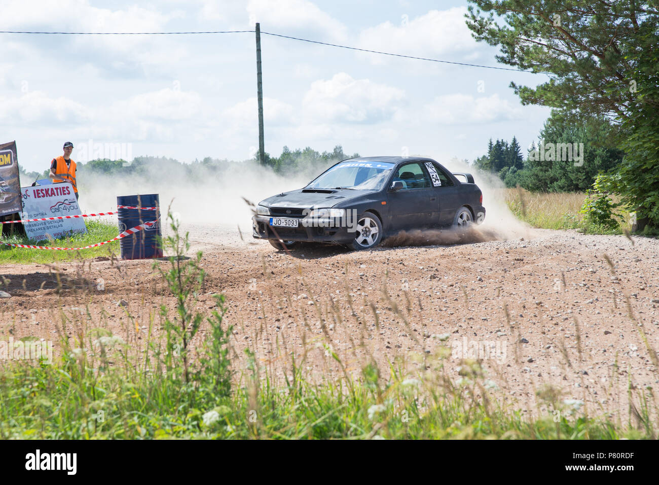 Stadt Livi, Lettland. Amateur Rallye, Schmutz, Straße, Auto mit Fahrer. Geschwindigkeit und Staub. Reisebilder 2018 Stockfoto