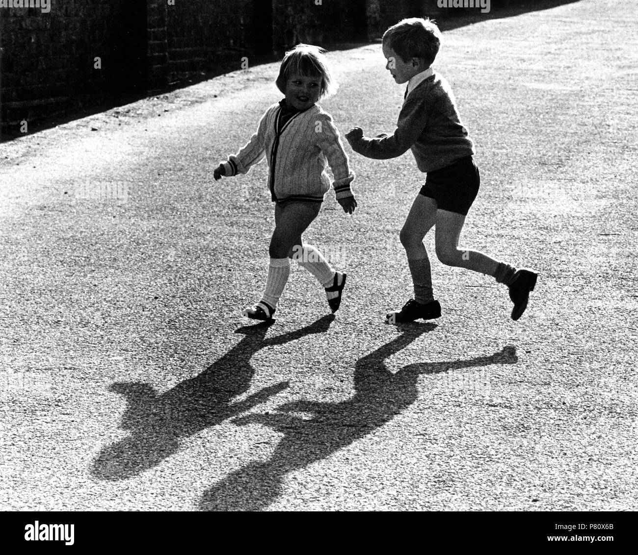 Bruder und Schwester spielen zusammen, England, Großbritannien Stockfoto