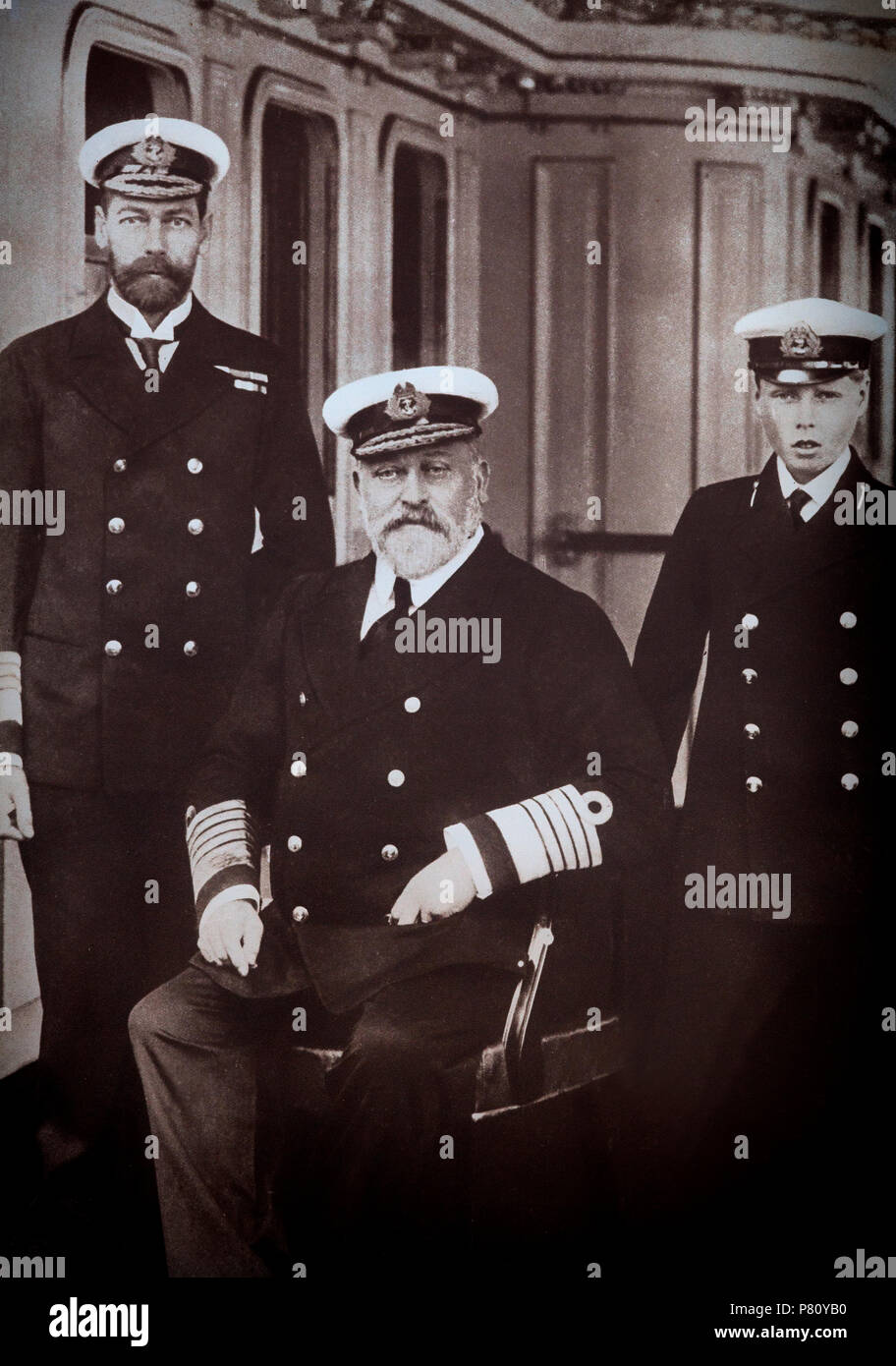 Edward VII (1841 - 1910) war König des Vereinigten Königreichs von Großbritannien und Irland und Kaiser von Indien vom 22. Januar 1901 bis zu seinem Tod im Jahre 1910. Er war der älteste Sohn von Königin Victoria und Prinz Albert von Sachsen-Coburg und Gotha vor seinem Beitritt zu den Thron, er hielt den Titel des Prinzen von Wales für länger als jeder seiner Vorgänger. Als König Edward spielte eine Rolle bei der Modernisierung der britischen Home Fleet und die Reorganisation der Britischen Armee nach dem Zweiten Burenkrieg. Hier gesehen (Mitte) mit seinem Sohn Prince George, Prince of Wales (links), mit seinem Enkel Edward. Stockfoto