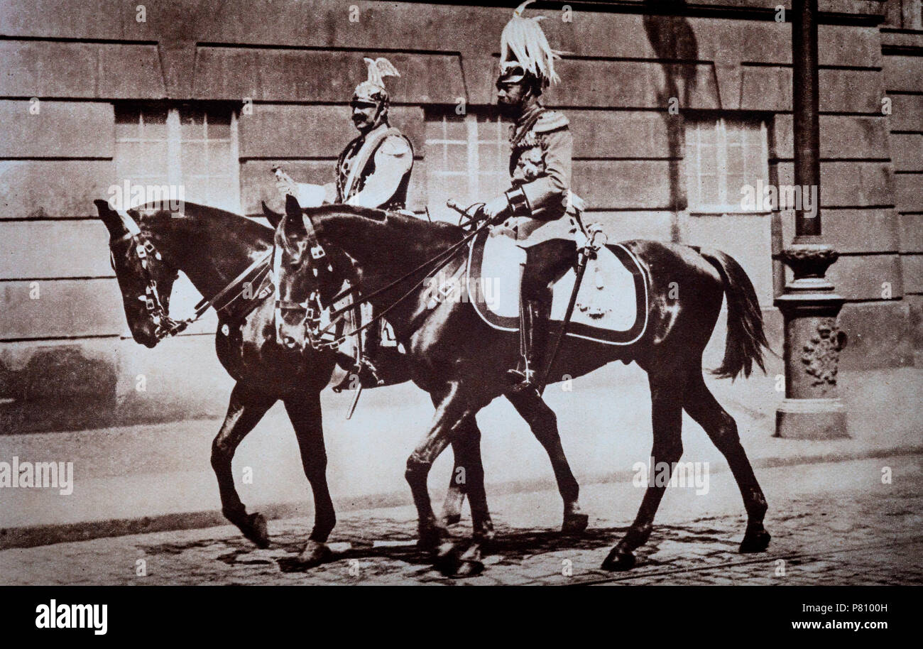 König George V. von England und Kaiser Wilhelm II., der letzte deutsche Kaiser, vorgelegt von dem Deutschen Reich und dem Königreich Preußen, Reitschule, die Hochzeit der Tochter des Kaisers am 24. Mai 1913 in Berlin. Prinzessin Victoria Louise von Preußen verheiratet Ernest Augustus, die Erbin der Titel Herzog von Cumberland in extravaganter Hochzeit. Wilhelm II. war der älteste Enkel von Königin Victoria von Großbritannien und viele Könige und Fürsten von Europa, vornehmlich, King George V des Vereinigten Königreichs und Kaiser Nikolaus II. von Russland. Stockfoto