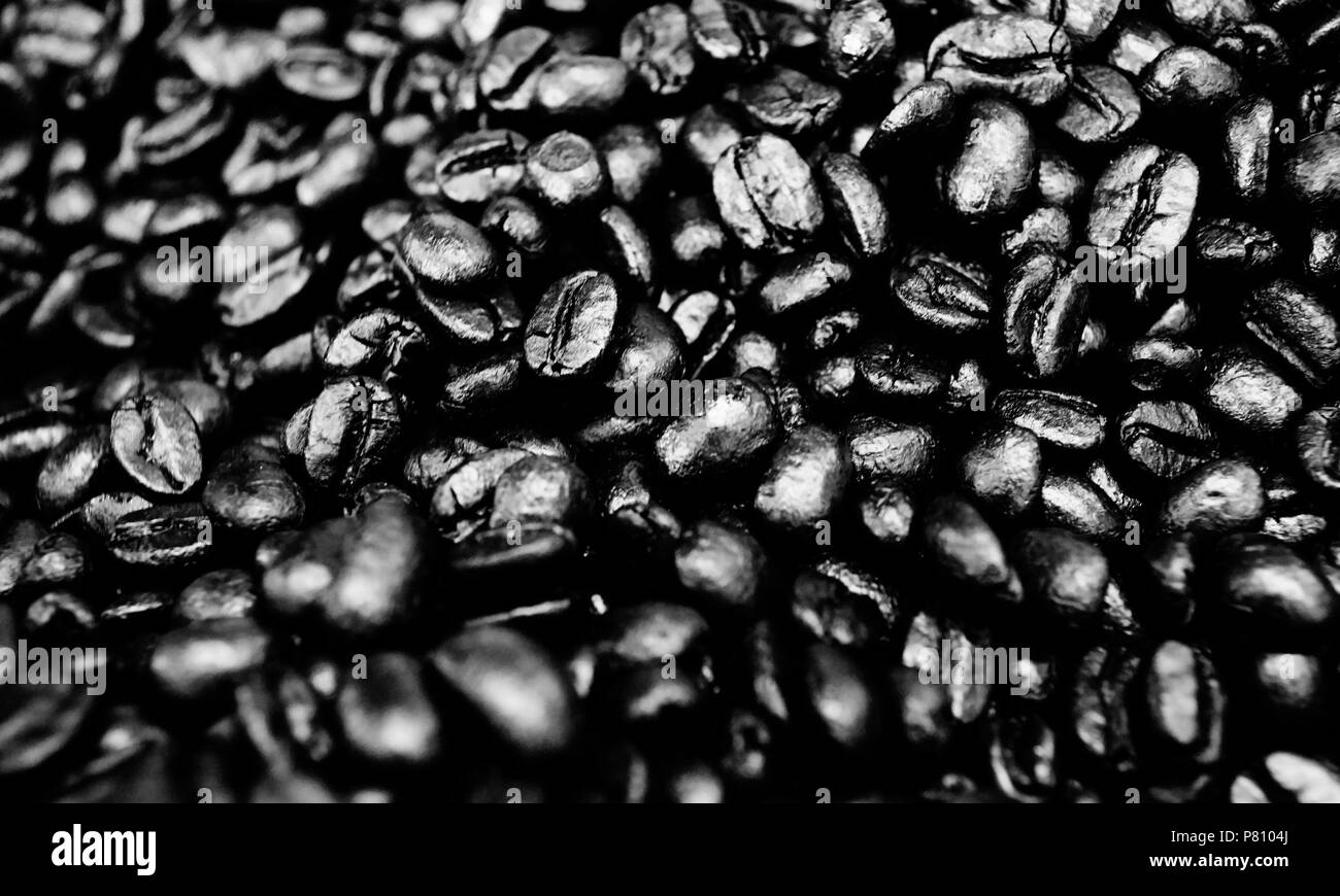 Schwarzen Kaffee Bohnen auf den Hintergrund. Stockfoto