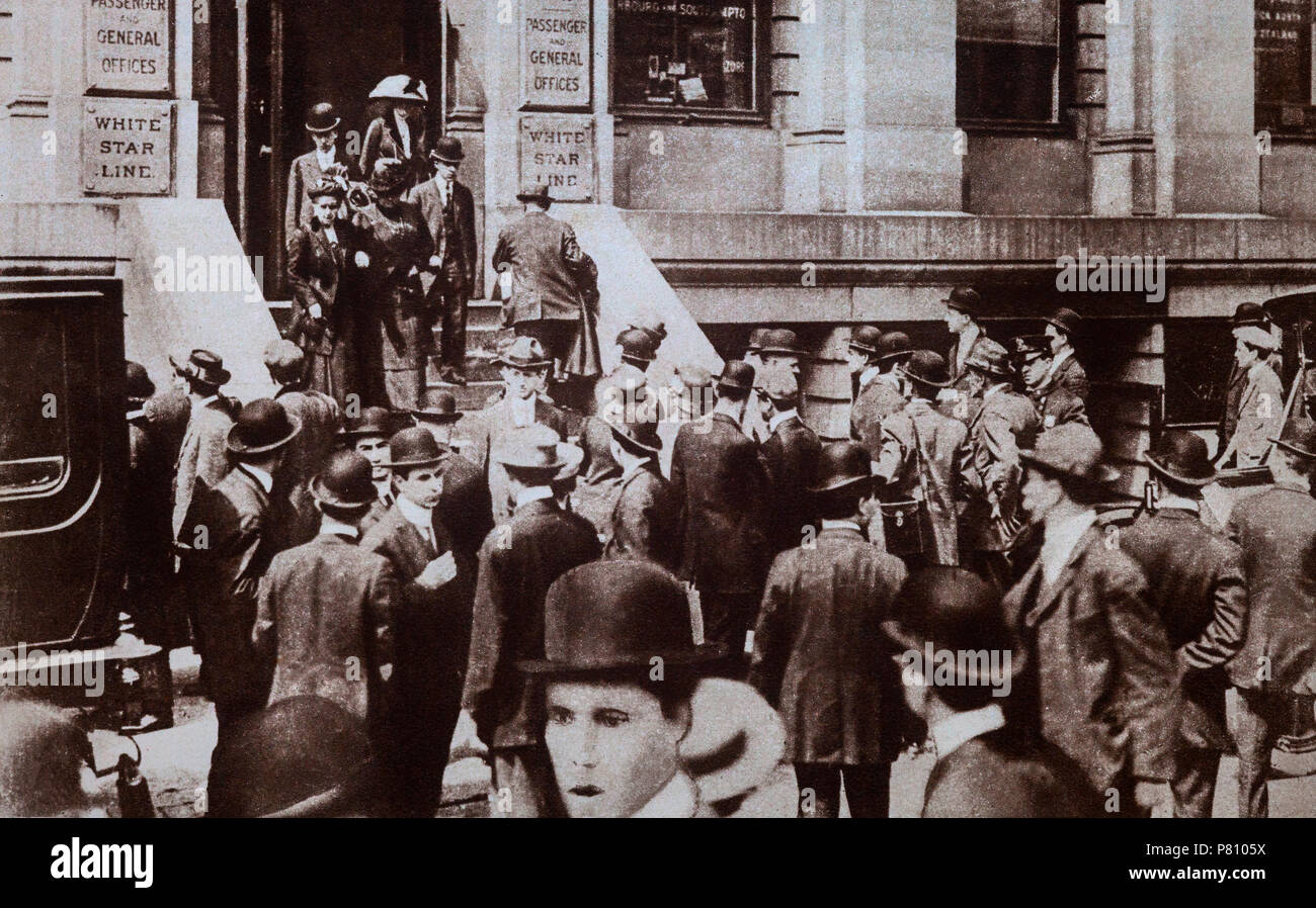 Nach dem Untergang der "Titanic" im April 1912, Verwandten versammeln sich die Büros der White Star Reederei Büros an 30 James Street in Lindon, England. Stockfoto