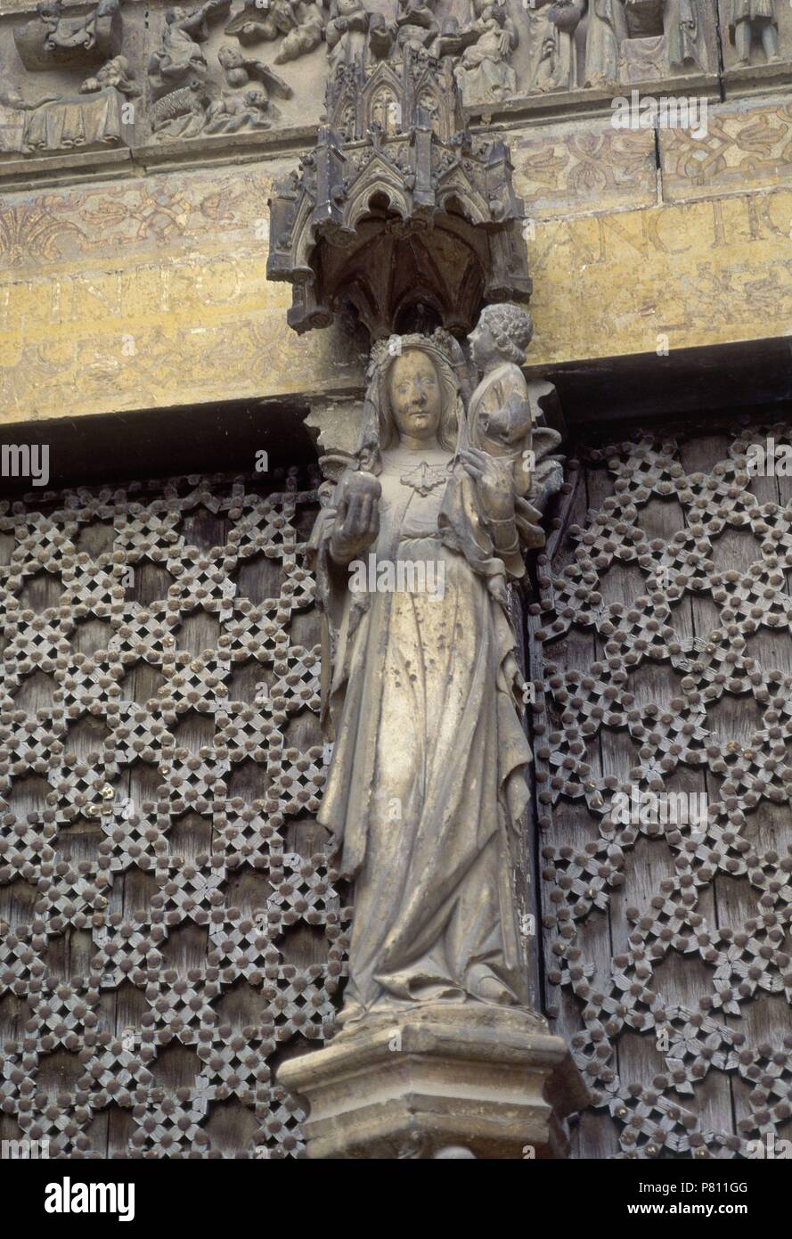 IGLESIA ARCIPRESTAL - PORTADA DE LOS APOSTOLES - VIRGEN GOTICA. Lage: IGLESIA DE SANTA MARIA LA MAYOR, MORELLA, Castellón, Spanien. Stockfoto