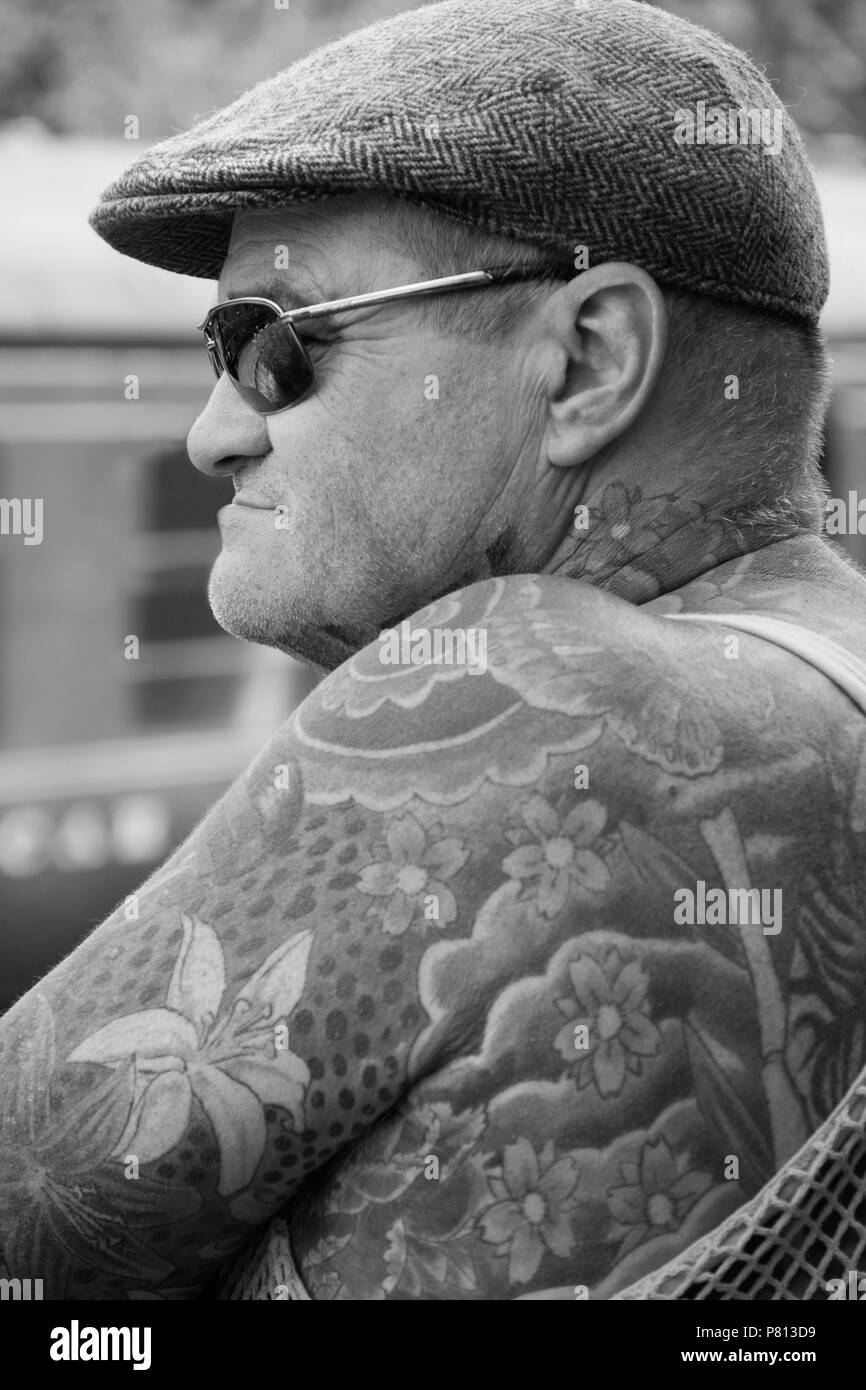 Im mittleren Alter Mann mit japanischen Blumenmuster tattoos 'Monochrome', England, Großbritannien Stockfoto