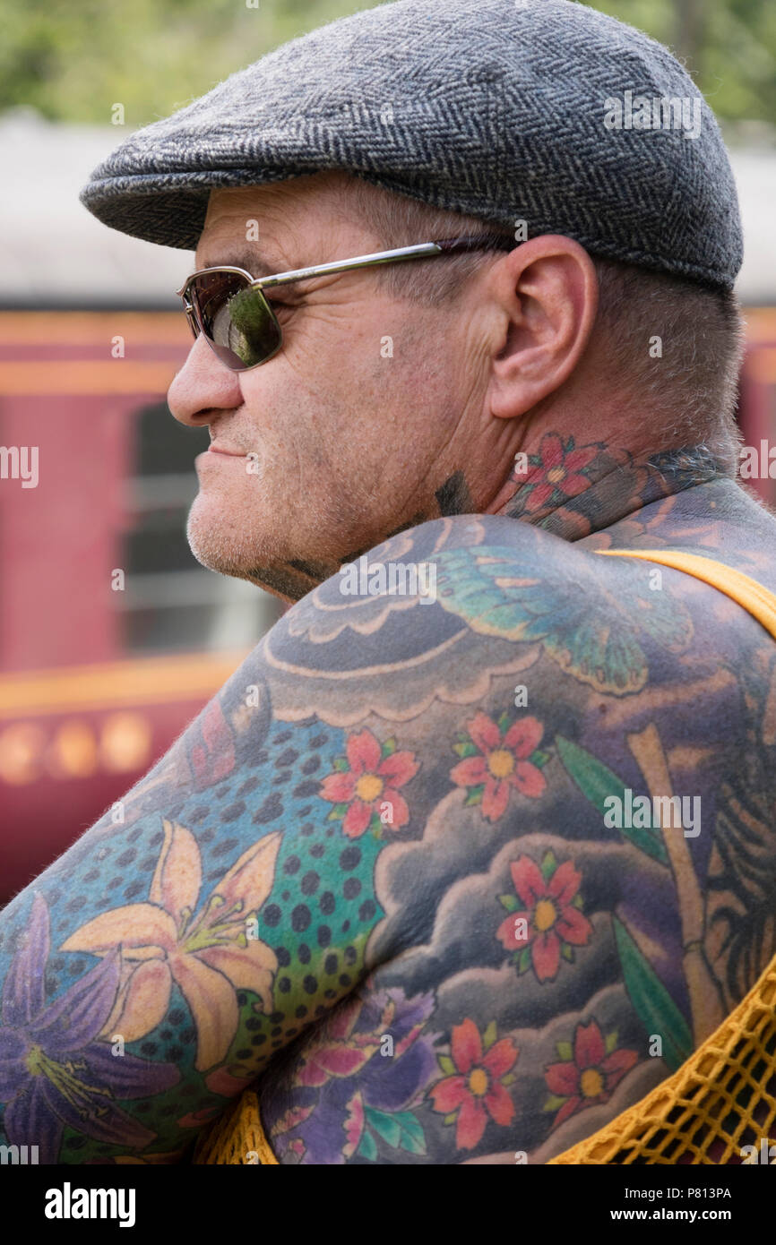 Im mittleren Alter Mann mit japanischen Blumenmuster Tattoos, England, Großbritannien Stockfoto