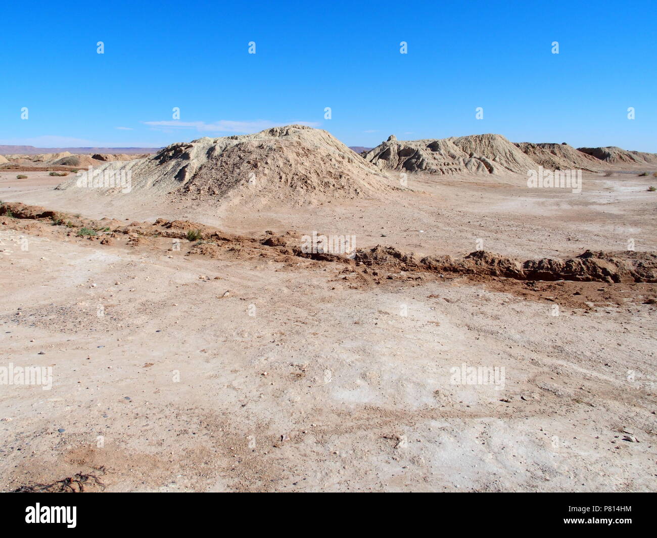 Tolles Panorama der Ketthara, das Wasser gut an afrikanischen sandige Wüste Sahara Landschaften in der Nähe von Erfoud in Marokko mit klaren blauen Himmel in 2017 kalten s Stockfoto