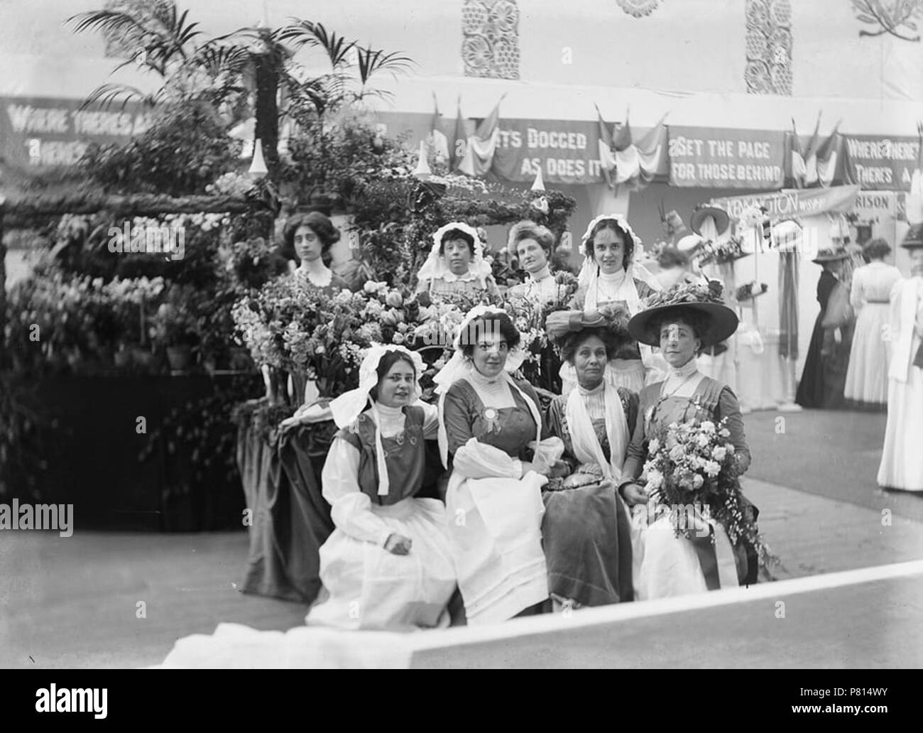 358 Suffragette leader Emmeline Pankhurst (vordere Reihe, 3. von links), auf die Blüte Abwürgen der Ausstellung der Frauen, London, Mai 1909 Stockfoto