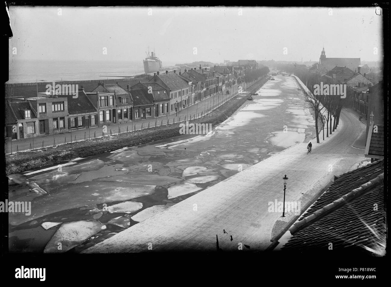 Bevroren Gracht met Dsub de Petrus en Pauluskerk en Achter de Zeedijk de Griekse gestrande vrachtvaarder "Eugenia" (Sterben zomer 1929 werd vlotgetrokken) Den Helder 1929 Catalogusnummer: RAA 003012640 Collectie Regionaal Archief Alkmaar. 12 Oktober 2011, 18:31 42 Bevroren Gracht (30824938890) Stockfoto