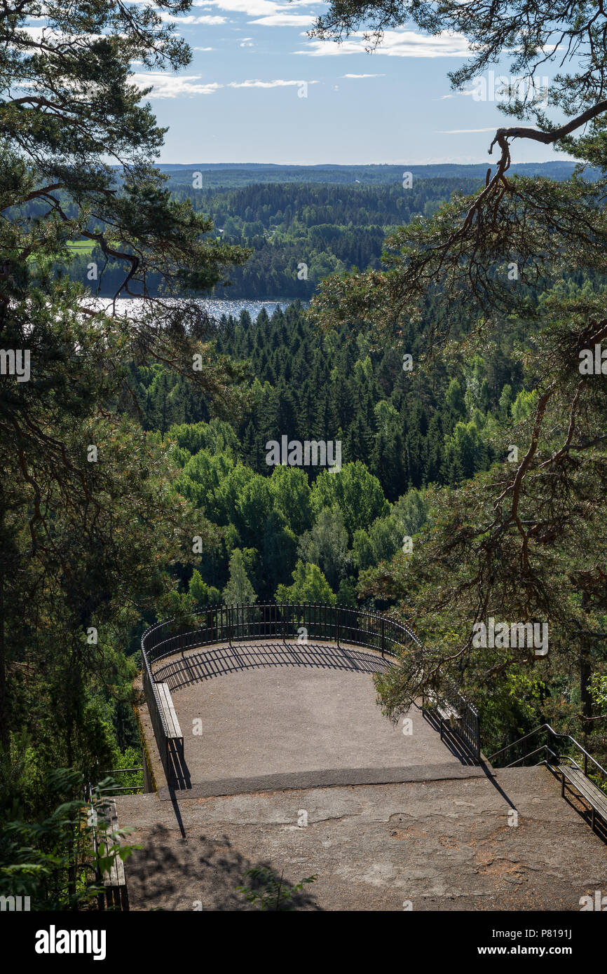 Malerischer Blick auf einen Aussichtspunkt und Wald am Aulanko Naturschutzgebiet in Hämeenlinna, Finnland, an einem sonnigen Tag im Sommer. Stockfoto