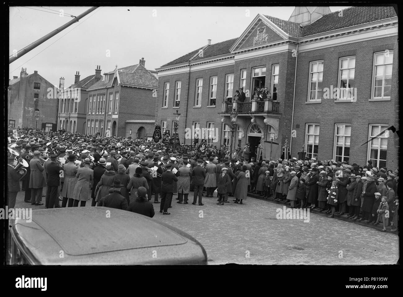 Gemeentehuis voorgevel tijdens aubade Tür dertien muziekverenigingen wegens tienjarig Heldersche jubileum van de Oranje Harmoniekapel op Hemelvaartsdag Den Helder 5-5-1932 Catalogusnummer: RAA 003012674 Collectie Regionaal Archief Alkmaar. 12 Oktober 2011, 18:56 295 Oranje Harmoniekapel (31158087606) Stockfoto