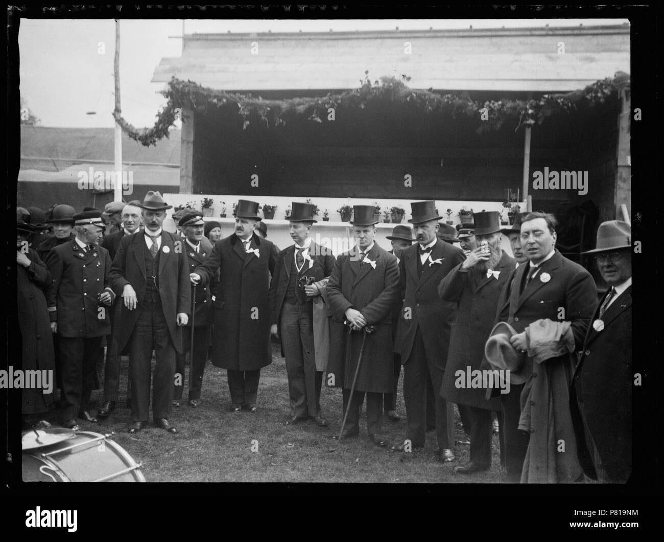 Groepsfoto waaronder Mannen met Hoge gehackt, Mogelijk voor overdekte Tribüne van een Sportstadion tijdens een evenement Den Helder 1930 Catalogusnummer: RAA 003012709 Collectie Regionaal Archief Alkmaar. 12 Oktober 2011, 19:21 351 Sportstadion (31173971136) Stockfoto