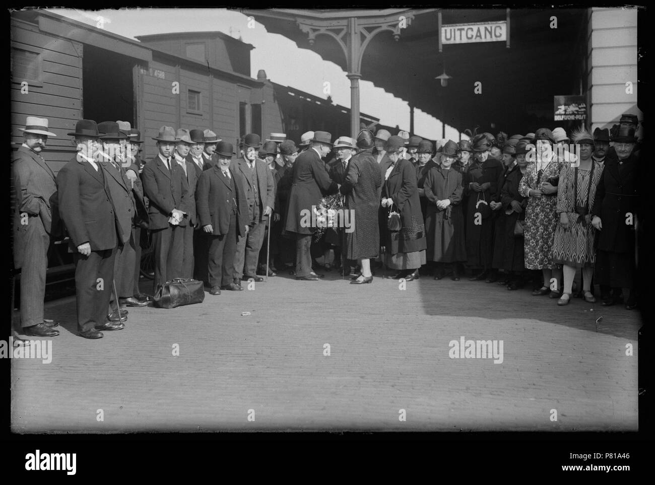 Groepsfoto op het Station perron goederentrein naast een met een ontvangstcomité Sterben hoge Gasten begroet, Mannen en vrouwen links rechts. Dsub een elftsche uithangbord 'Post' Den Helder 1925 Catalogusnummer: RAA 003012768 Collectie Regionaal Archief Alkmaar. 12 Oktober 2011, 20:24 176 Groepsfoto (31088206212) Stockfoto