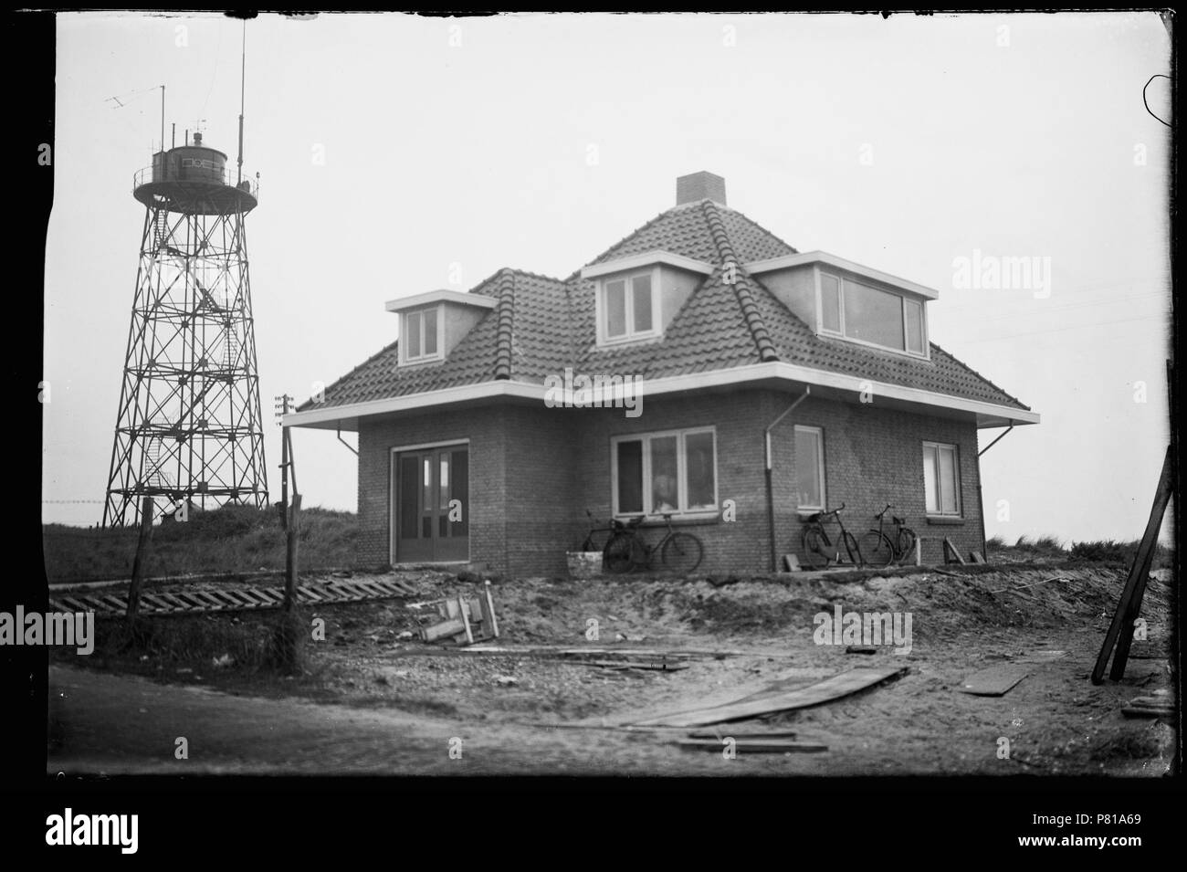 Rode Kruisgebouw met links de kustwachttoren Op de duinreep Den Helder 1932 Catalogusnummer: RAA 003012774 Collectie Regionaal Archief Alkmaar. 12 Oktober 2011, 20:27 335 Ritt Kruisgebouw (30512541764) Stockfoto