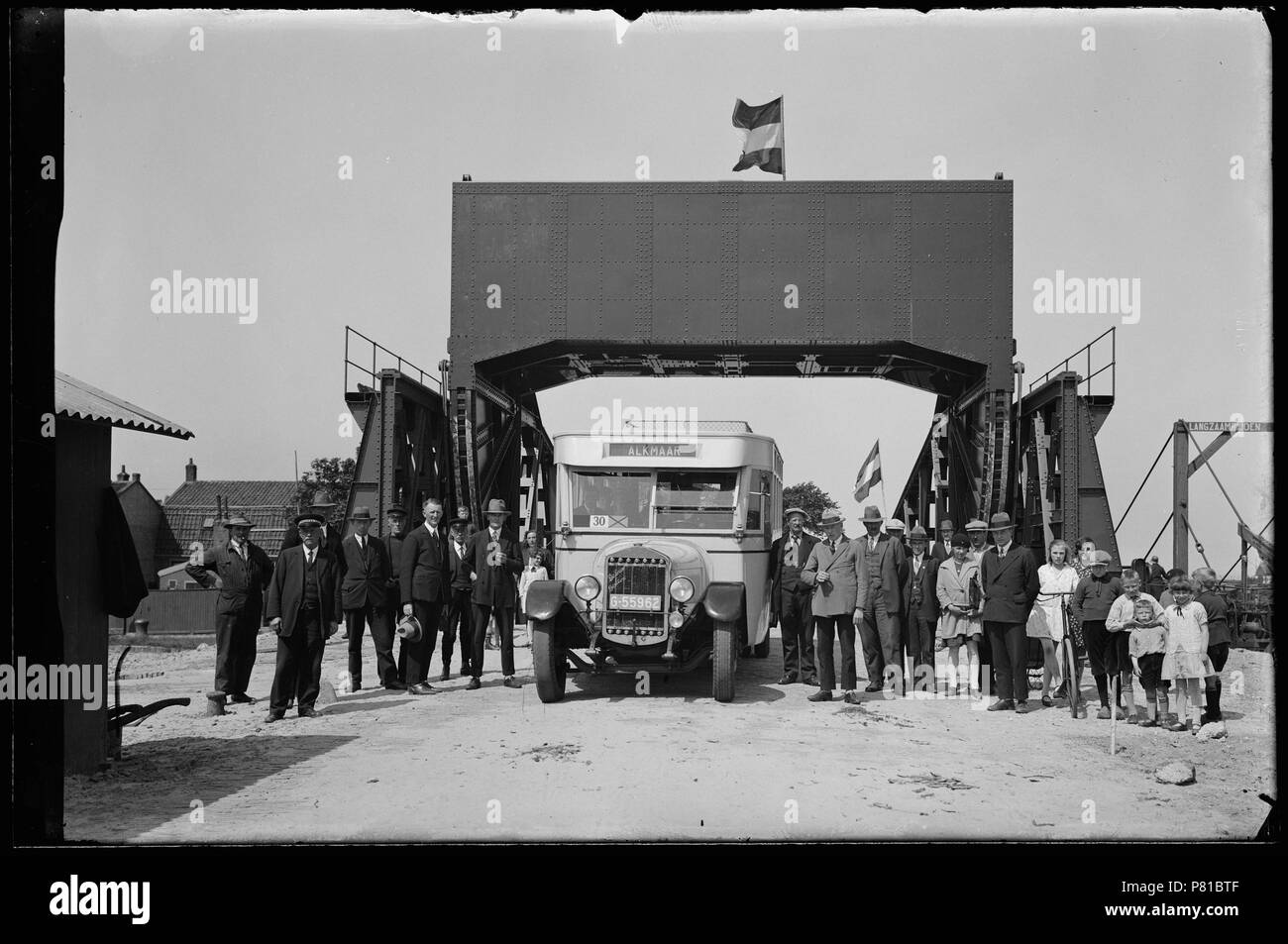 Groepsfoto met toeschouwers Bij de Eröffnung van de basculebrug über het Heldersche Kanaal. Als eerste passeert de Bus naar Alkmaar. Linksvoor met Pet de brugwachter, dsub een Deel van de noodbrug Den Helder 31-35-1932 Catalogusnummer: RAA 003012884 Collectie Regionaal Archief Alkmaar. 14 Oktober 2011, 16:30 35 Basculebrug (31316286525) Stockfoto