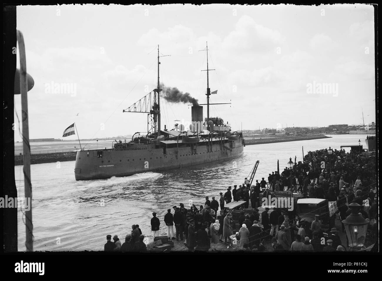 Van Aankomst pantserschip Hr. Frau Hertog Hendrik met häufig toeschouwers aan wal Den Helder 1930 Catalogusnummer: RAA 003012936 Collectie Regionaal Archief Alkmaar. 14 Oktober 2011, 17:58 199 HR. Frau Hertog Hendrik (30526320013) Stockfoto