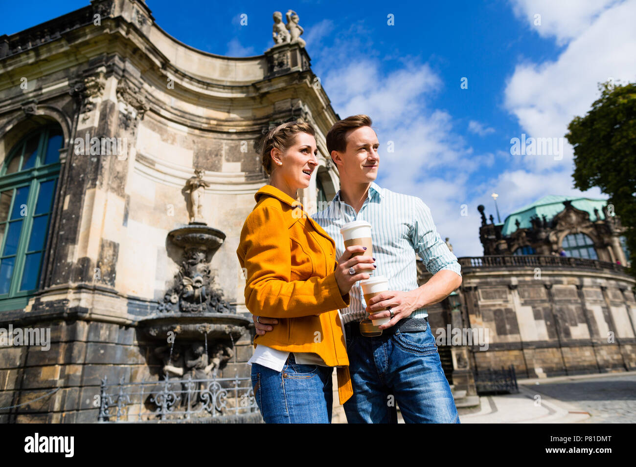 Paar in Dresden Zwinger mit Kaffee Stockfoto